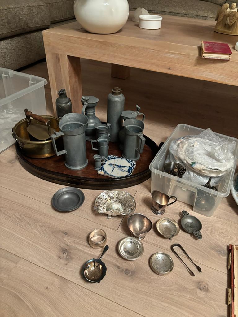 Diverse verzameling: Tinnen bekers, oud servies en zilver, Ophalen
