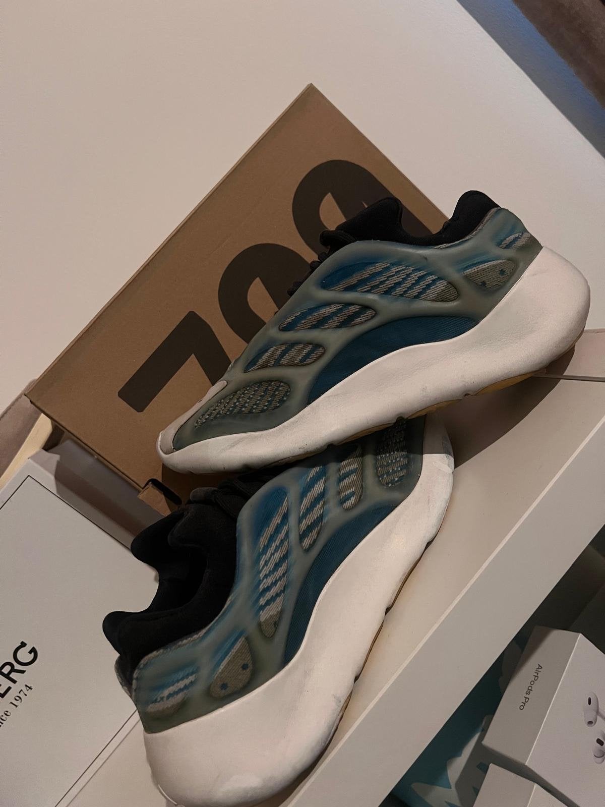 Adidas Yeezy 700 V3 Arzareth - Maat 41 1/3, Blauw, Ophalen of Verzenden, Sneakers of Gympen, Zo goed als nieuw