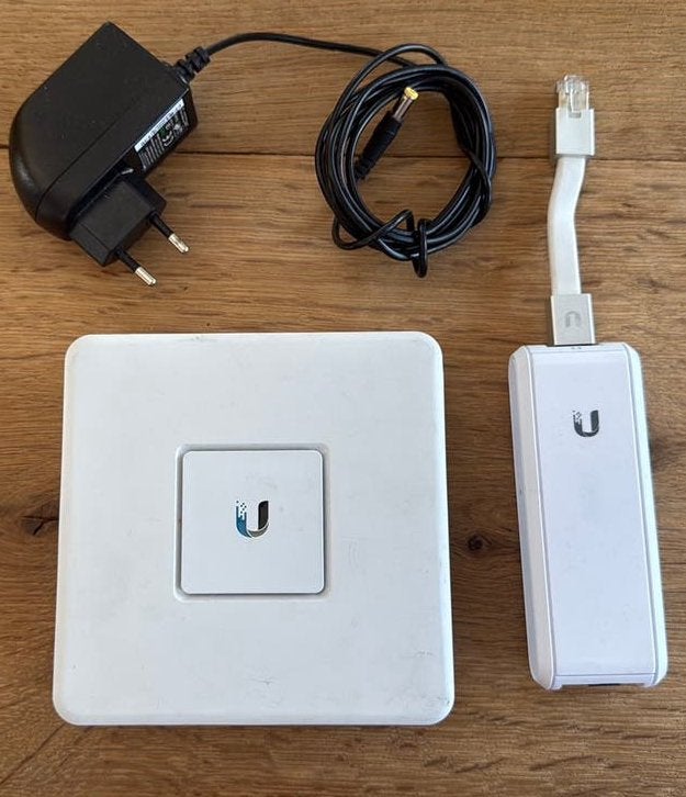 Unifi Security Gateway (USG) met Cloudkey gen.1 en adapter, Computers en Software, Routers en Modems, Ophalen of Verzenden, Zo goed als nieuw