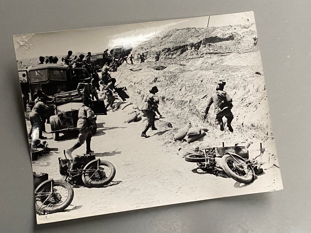 Foto uit oorlogsfilm met auto's en motoren , Ophalen of Verzenden, Overige soorten, Overige gebieden, Foto of Poster