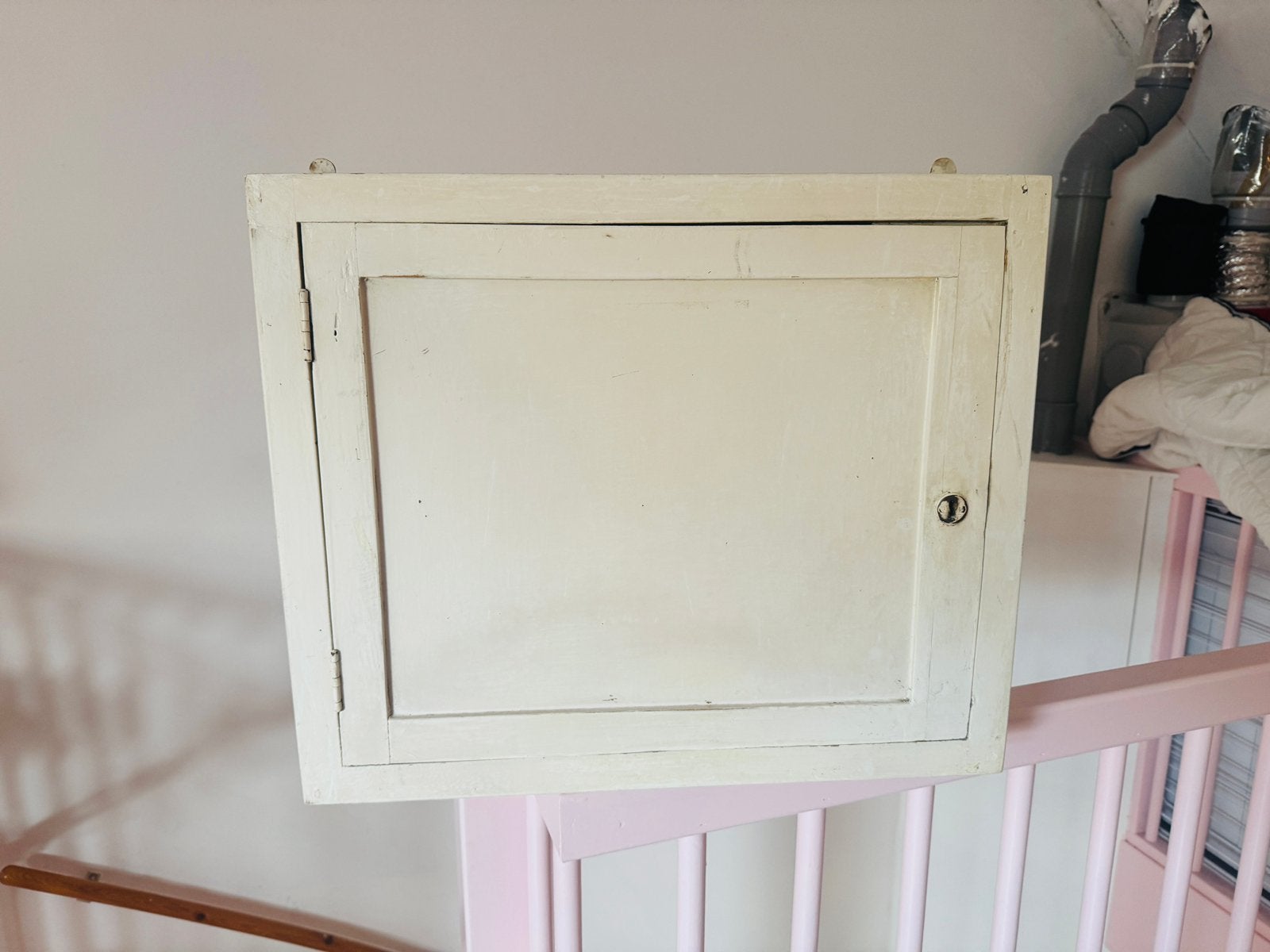Wit houten hangkastje | brocante | Van Dijk en Co, Huis en Inrichting, Ophalen, Zo goed als nieuw