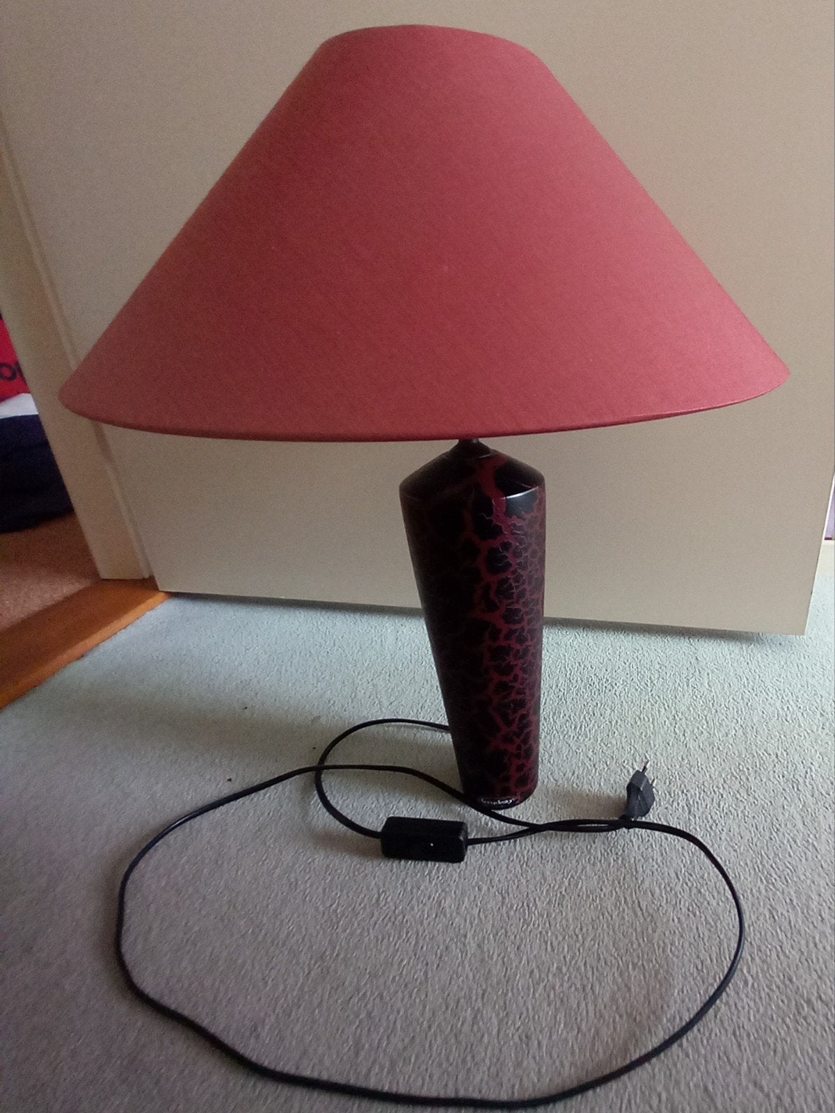 Bony design Tafellamp met rood/zwart patroon en rode kap, Huis en Inrichting, Lampen | Tafellampen, Met schakelaar, Gebruikt, Overige merken