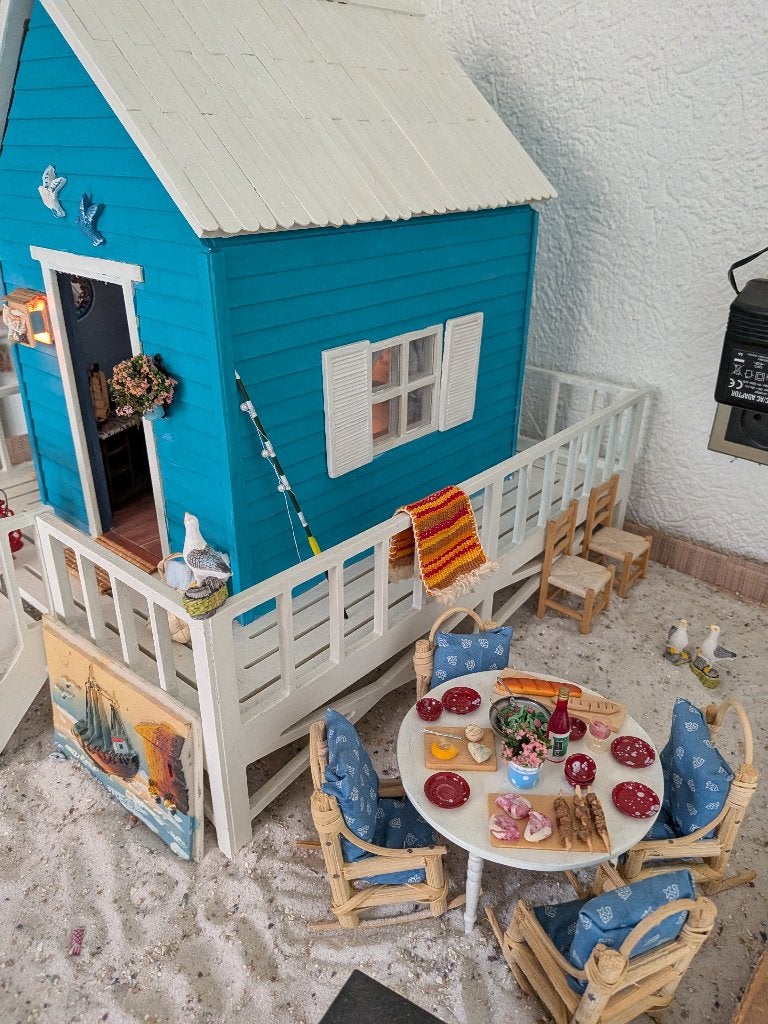 Poppenhuis strandhuis 1:12, Verzamelen, Poppenhuizen en Toebehoren, Ophalen, Zo goed als nieuw, Poppenhuis