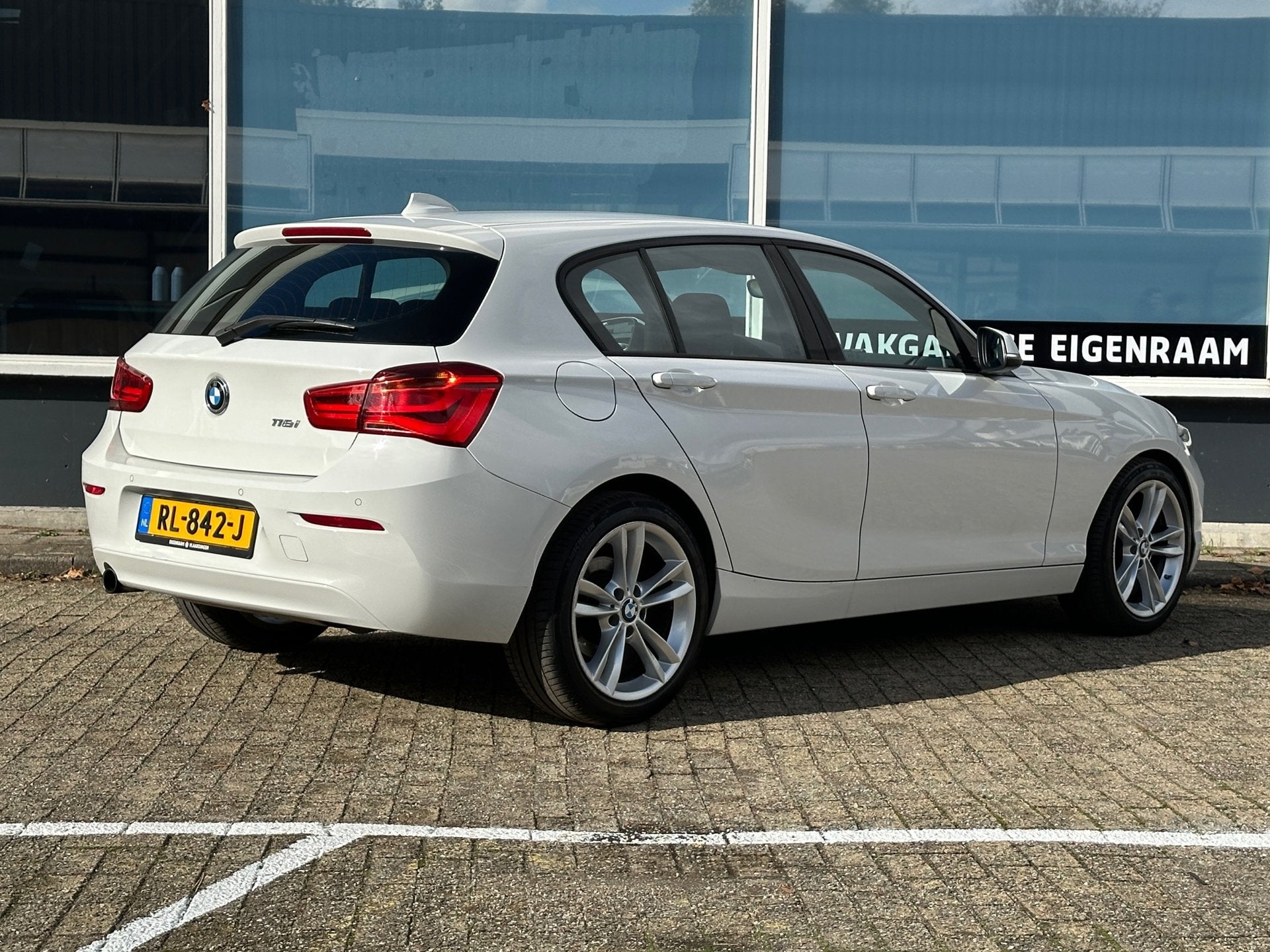 BMW 1-serie 118i Executive/AUT/NAV/PDC/CRUISE, Auto's, Gebruikt, Wit, Origineel Nederlands, Bedrijf