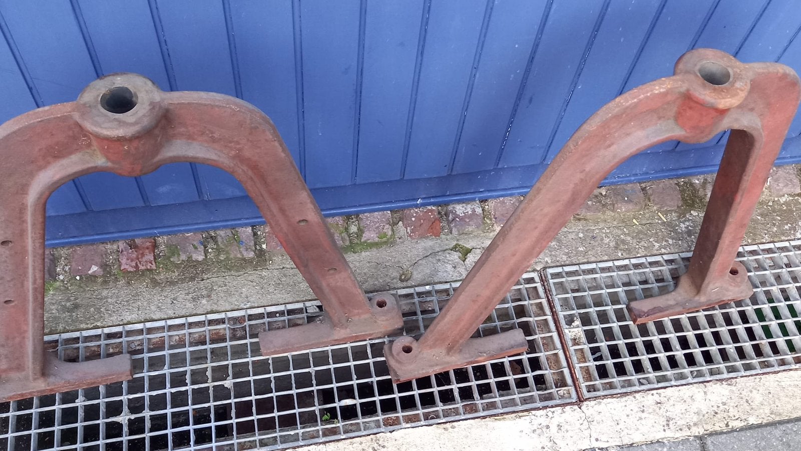 Set van 2 robuuste gietijzeren steunen 63cm hoog, Ophalen of Verzenden