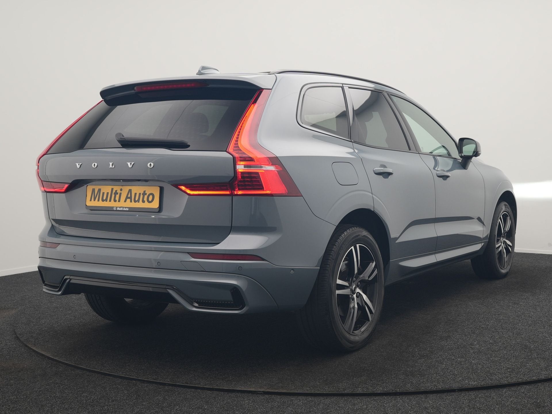 Volvo XC60 T6 AWD R-Design PHEV 340pk Dealer O.H. | Panodak, Auto's, Automaat, Dealer onderhouden, Gebruikt, Zwart