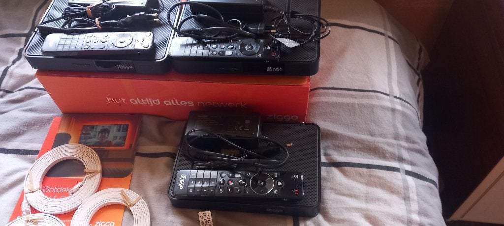 3 x mediabox next incl afstandbedieningen,kabels,modem etc, Audio, Tv en Foto, Afstandsbedieningen, Ophalen of Verzenden, Zo goed als nieuw