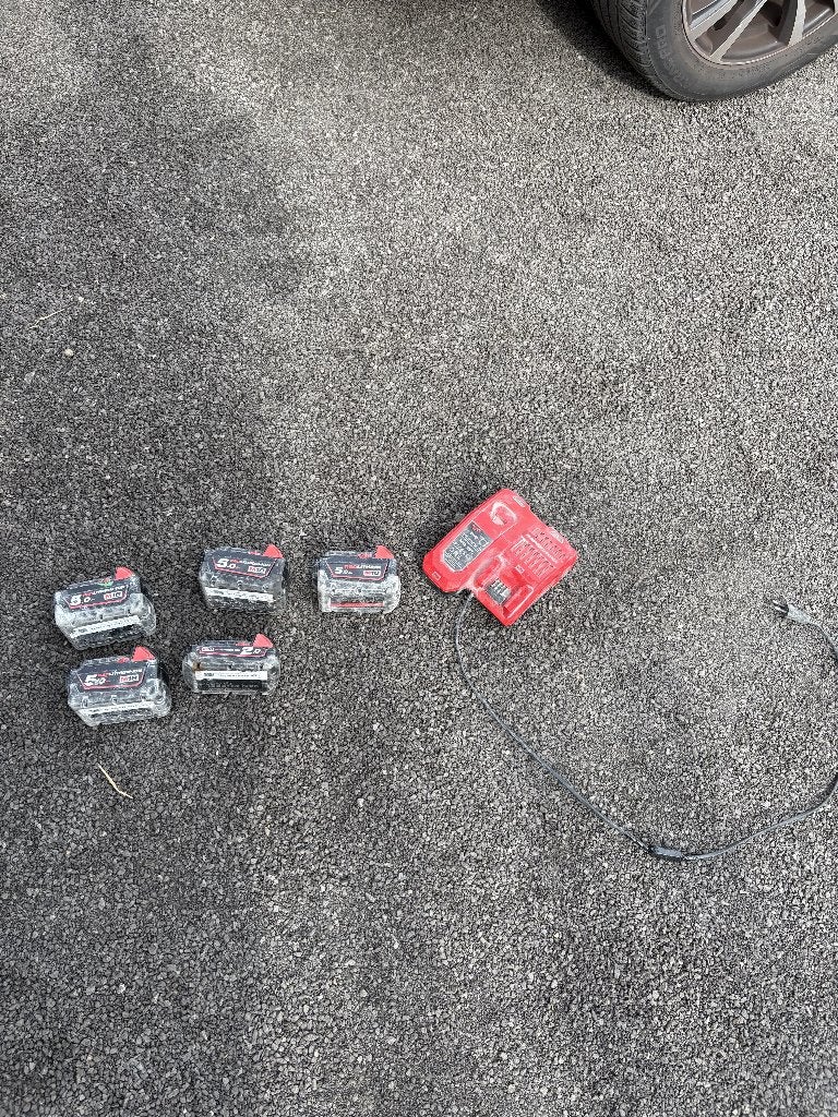 Milwaukee M18 accu's + lader te koop., Ophalen, Gebruikt, Boor- en Schroefmachine, Minder dan 400 watt