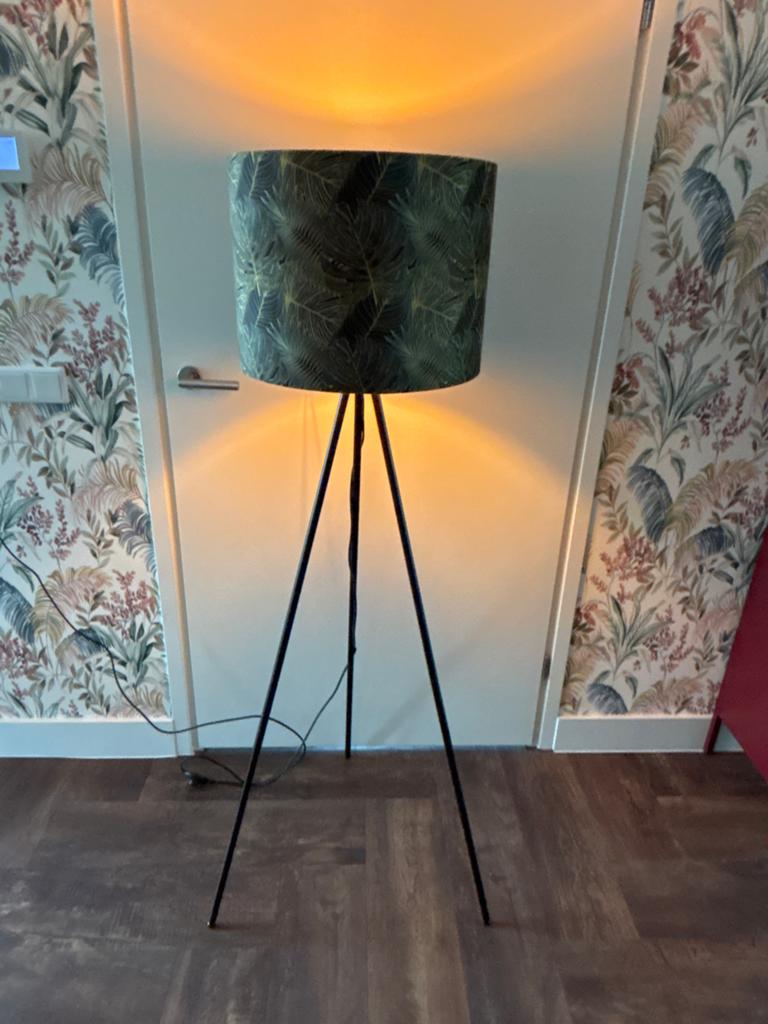 Stijlvolle Vloerlamp met Tropische Bladprint Kap, Ophalen, Zo goed als nieuw, Metaal, 100 tot 150 cm