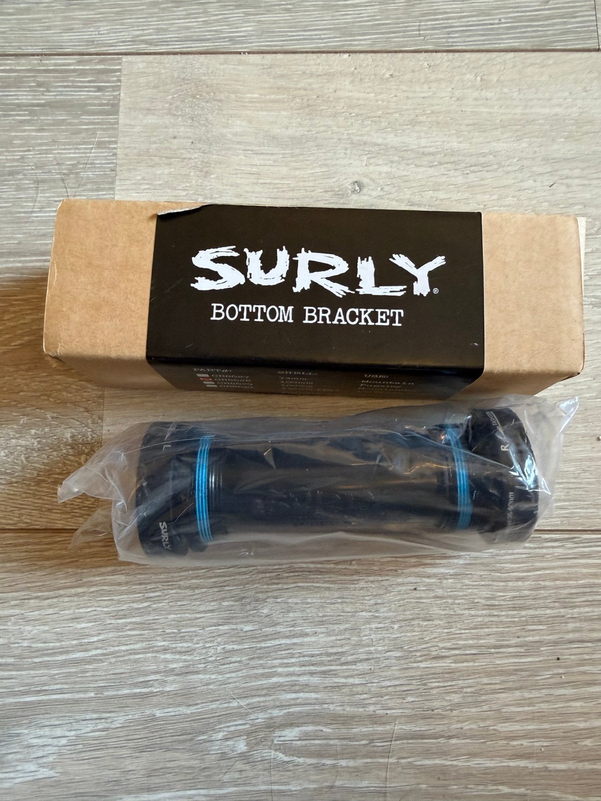 Surly Bottom Bracket BC1.37" - Nieuw in verpakking, Ophalen of Verzenden, Nieuw, Crankstel of Pedalen, Staal