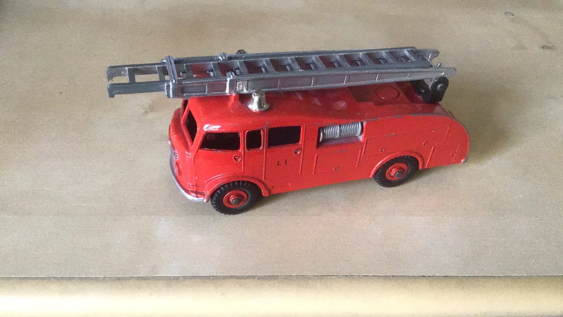 DINKY TOYS FIRE ENGINE OUDE VERSIE GEPRODUCEERD 1952-1954, Ophalen of Verzenden, Gebruikt, Bus of Vrachtwagen, Dinky Toys