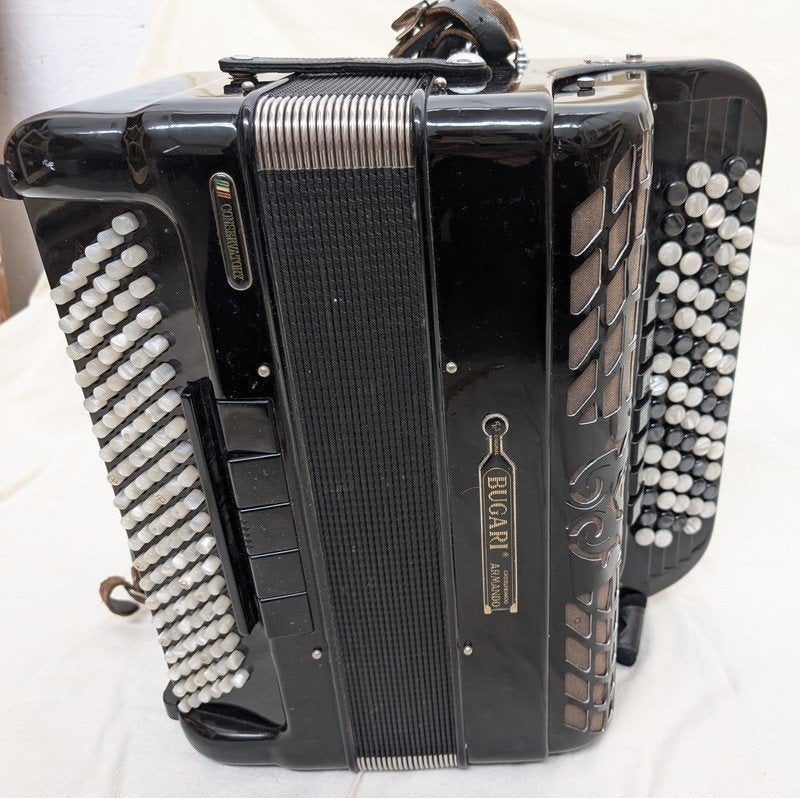 Bugari  B griff knoppen accordeon, Gebruikt, Met koffer, Knopaccordeon, 120-bas