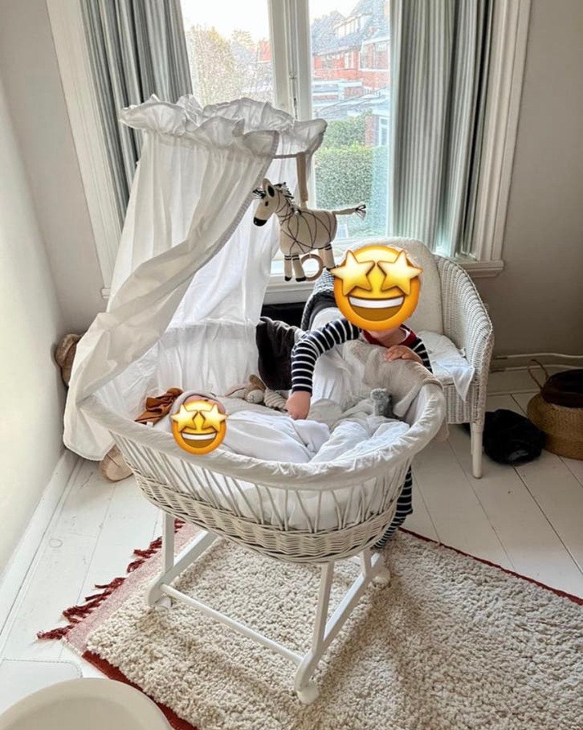 Witte rieten wieg met standaard, Kinderen en Baby's, Babywiegjes en Ledikanten, Ophalen, Zo goed als nieuw, Wieg