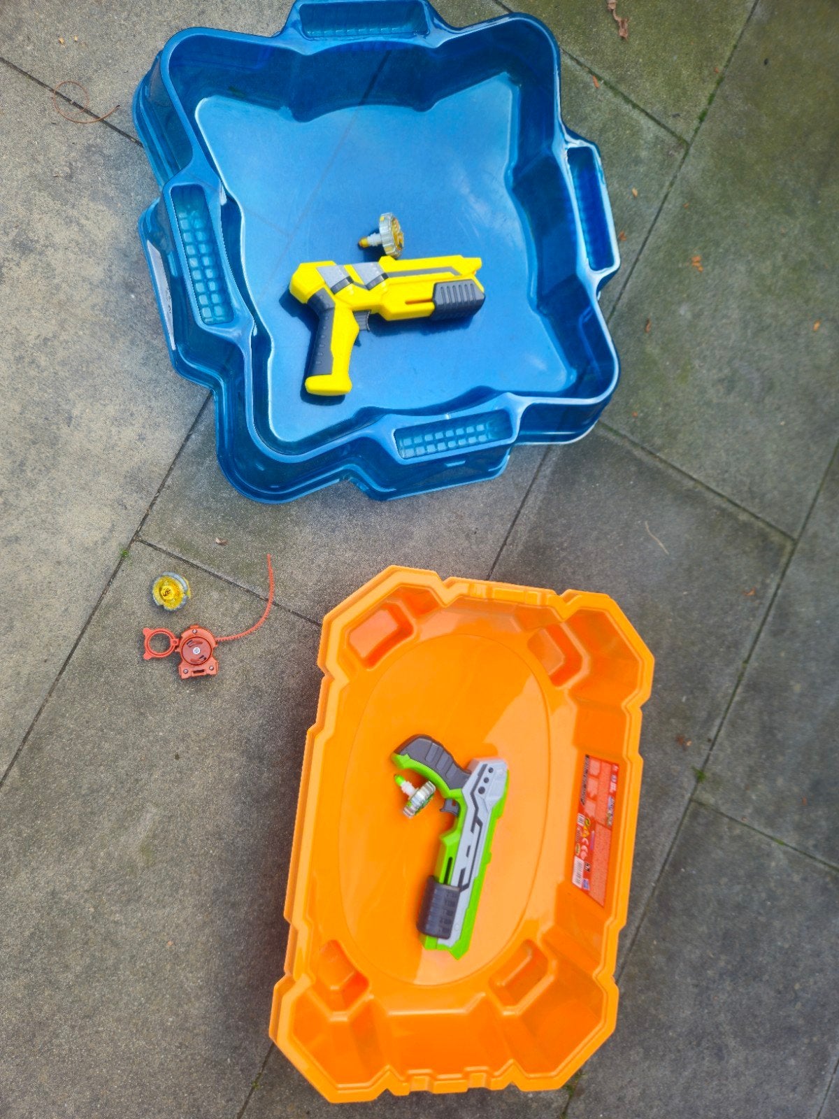 2 Beyblade stadiums met Beyblades, Ophalen, Gebruikt