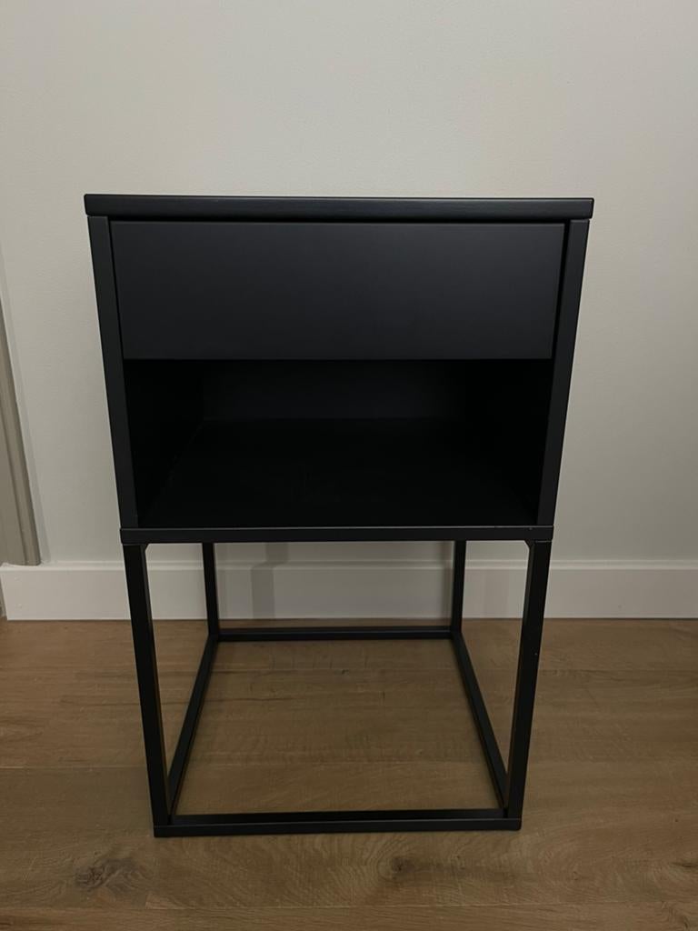 Nachtkastje vikhammer ikea, Huis en Inrichting, Ophalen, Overige materialen, Minder dan 45 cm, 55 tot 70 cm