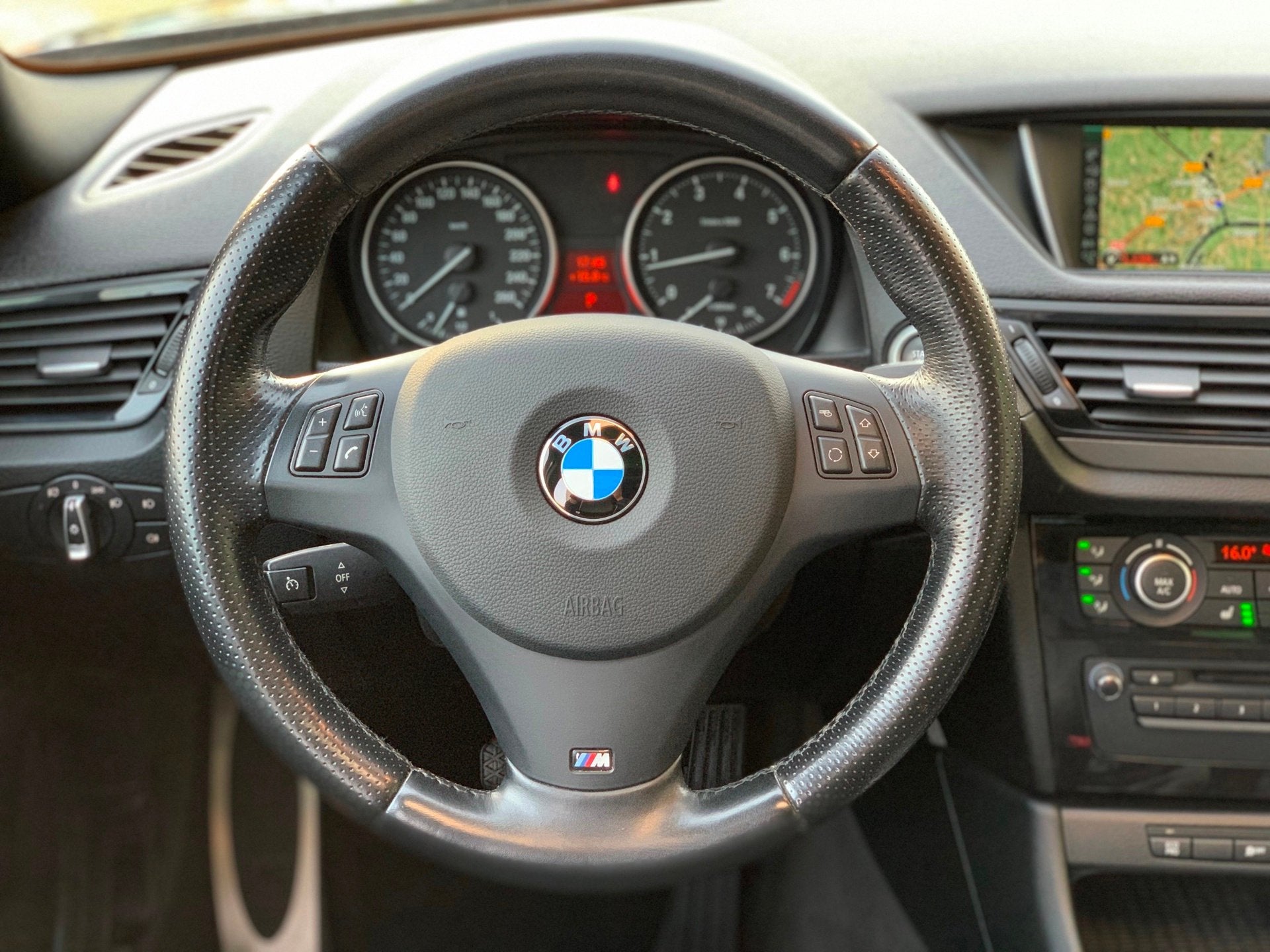 BMW X1 SDrive20i High Executive M Sport|1e Eigenaar!|Vol Opt, Auto's, Euro 6, 4 cilinders, Automatische klimaatregeling, Zwart