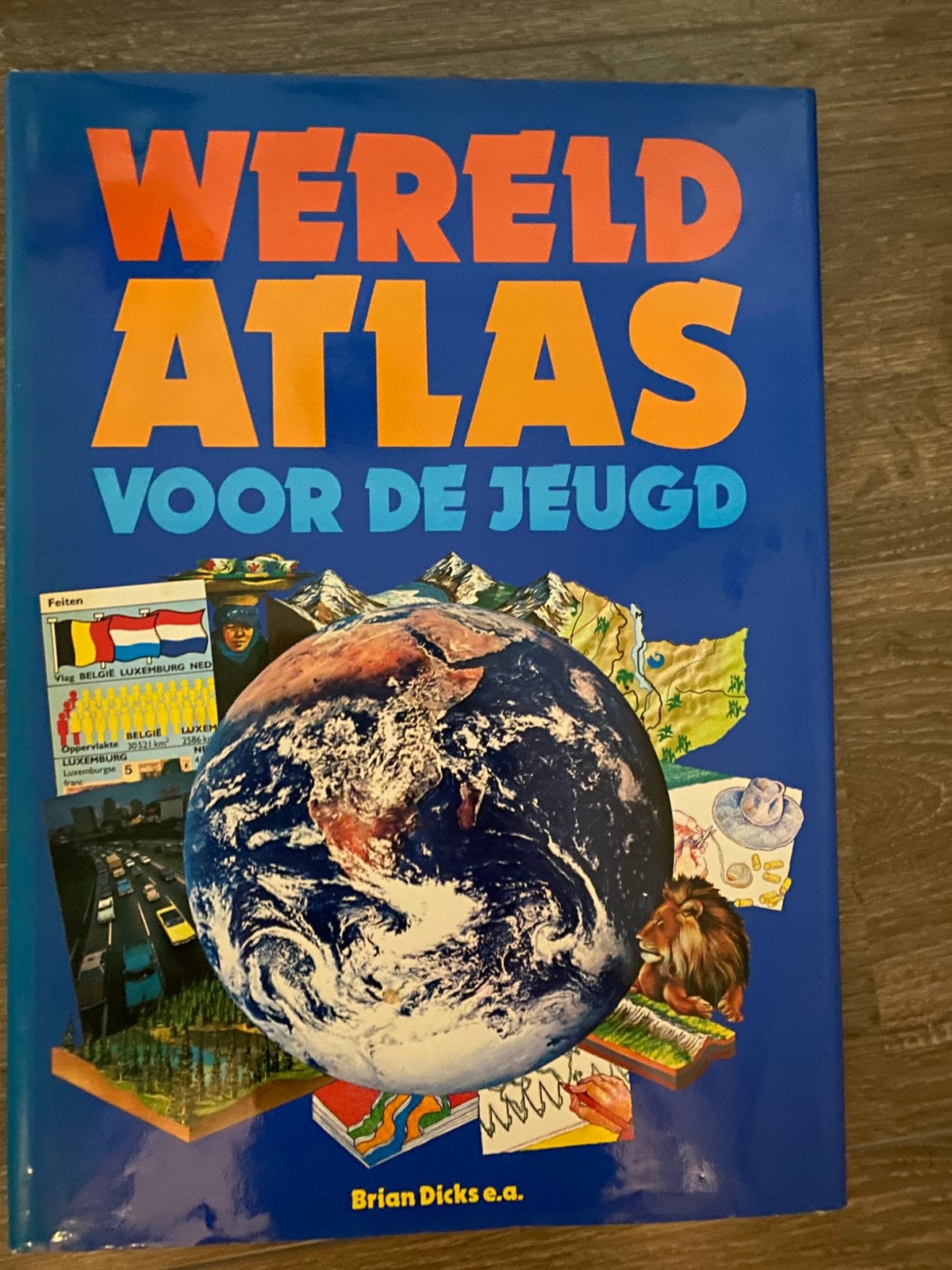BOEK WERELD ATLAS VOOR DE JEUGD, Boeken, Atlassen en Landkaarten, Overige atlassen, BRIAN DICKS E.A., Ophalen of Verzenden, Zo goed als nieuw