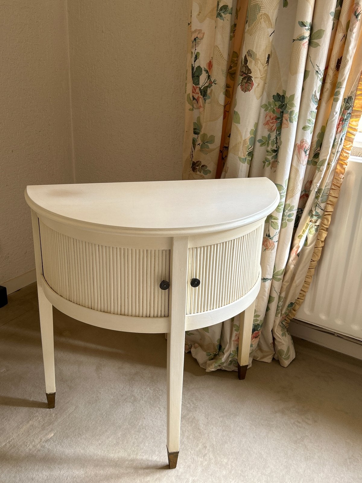 Klassiek halfrond vintage nachtkastje (hoog model), Ophalen, Gebruikt, 45 tot 65 cm, 70 cm of meer