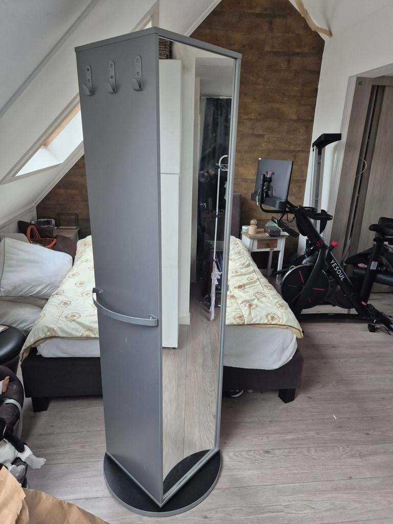 Draaibare kast met spiegel, ophanghaken en opbergruimte, Ophalen, Gebruikt, Hout, 150 tot 200 cm