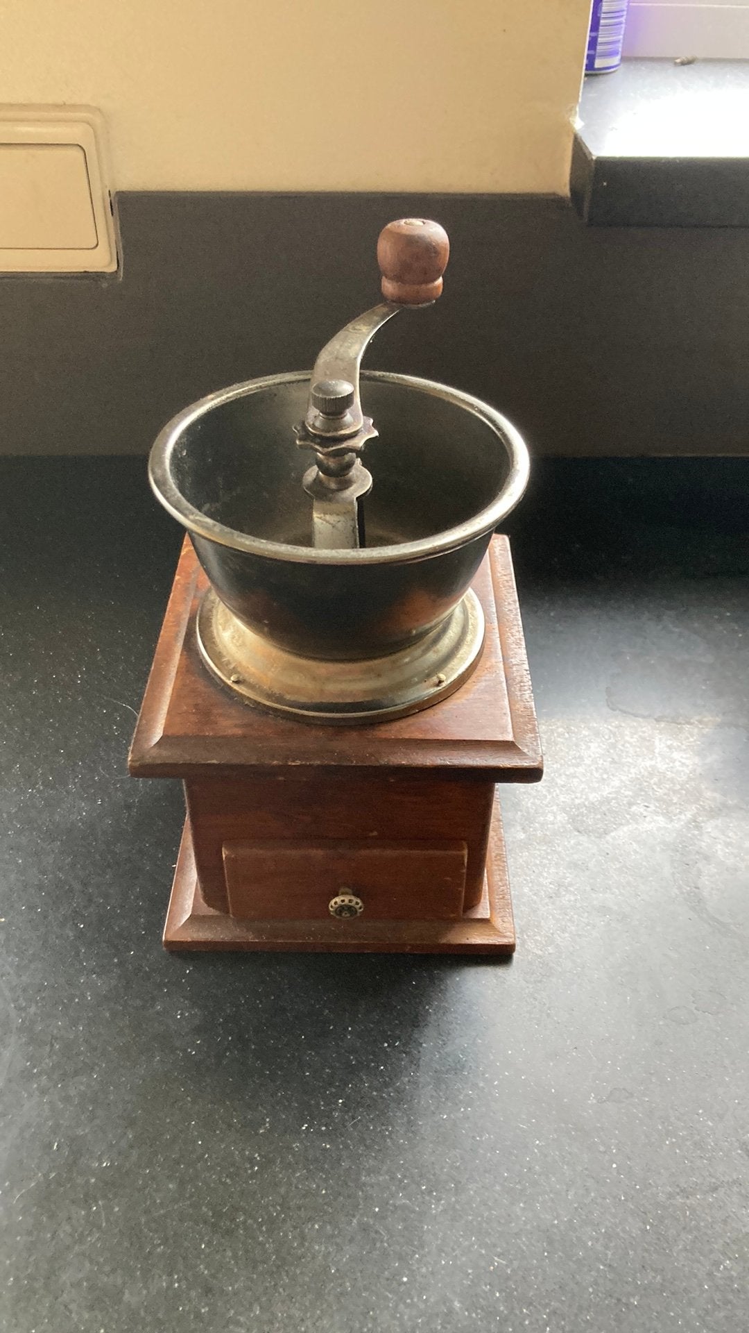 Hand koffiemolen, Ophalen