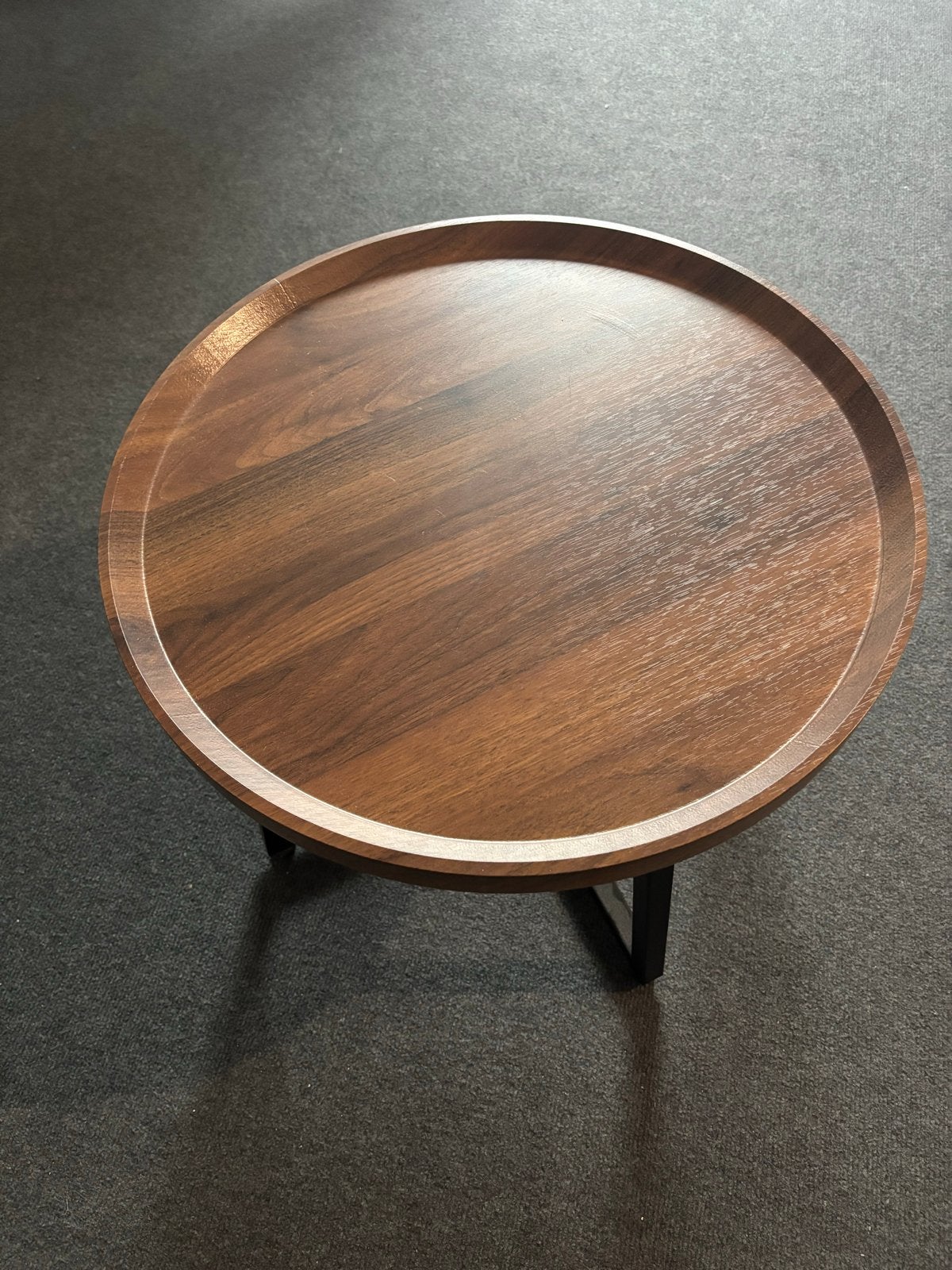 Rond bijzettafeltje met houten blad en ijzeren poten, Huis en Inrichting, Ophalen, Minder dan 50 cm, Rond, Zo goed als nieuw