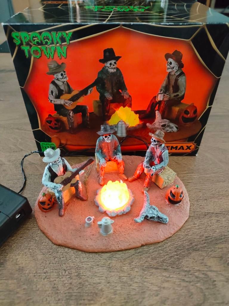 Lemax spooky town warming their bones, Diversen, Kerst, Ophalen