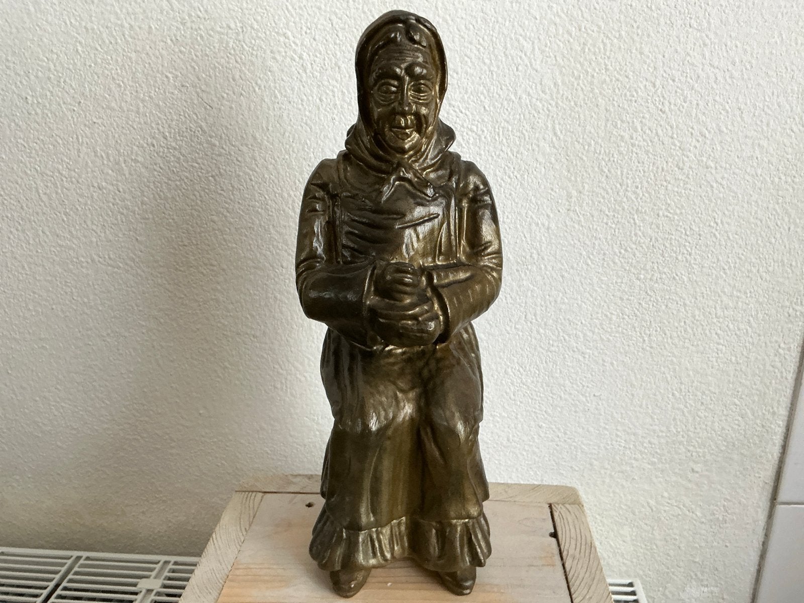 Vintage kunststof beeld van zittende vrouw SARA ., Ophalen of Verzenden, Mens