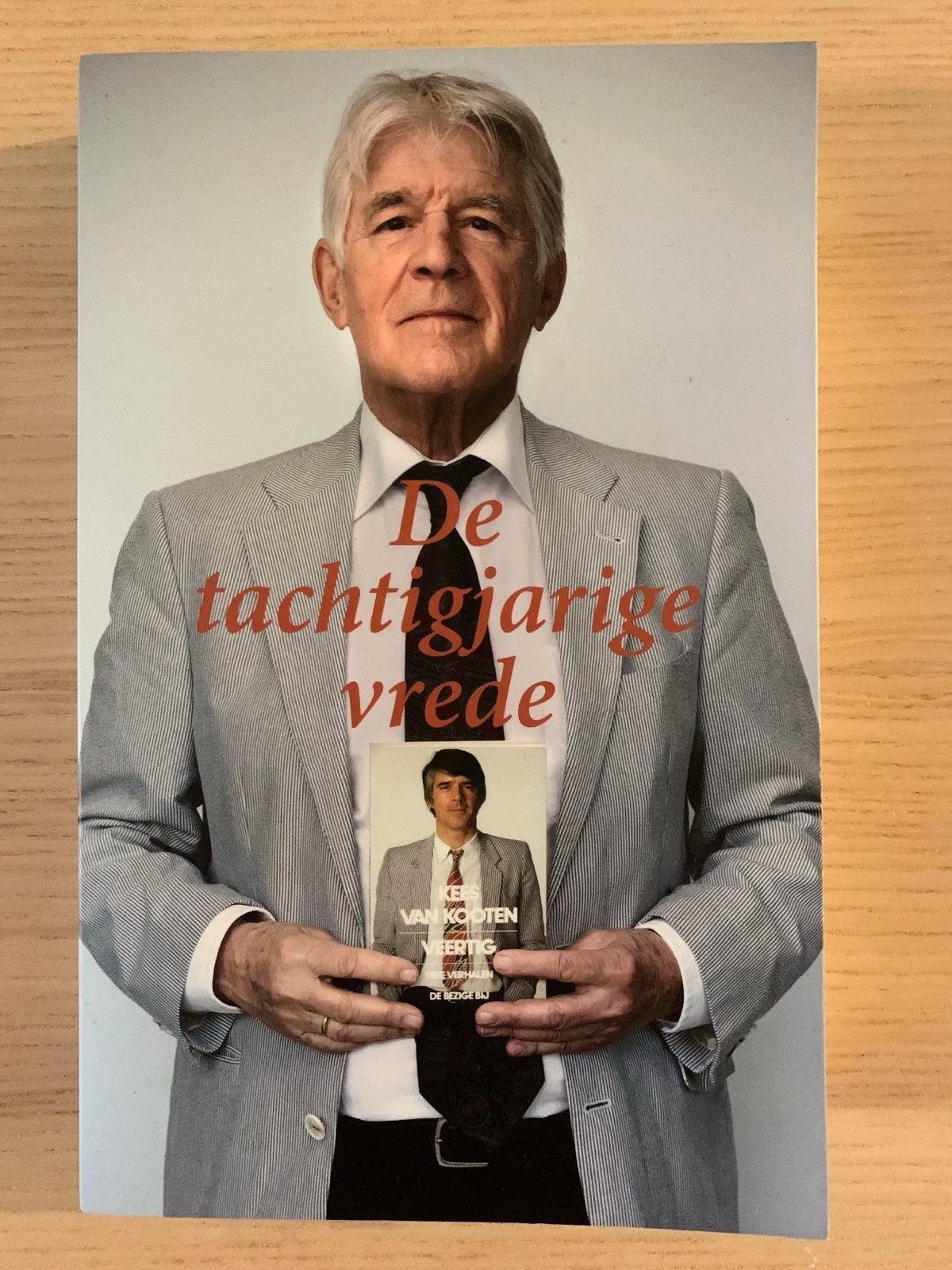 De tachtigjarige vrede - Kees van Kooten (Boek), Ophalen of Verzenden, Zo goed als nieuw, Nederland