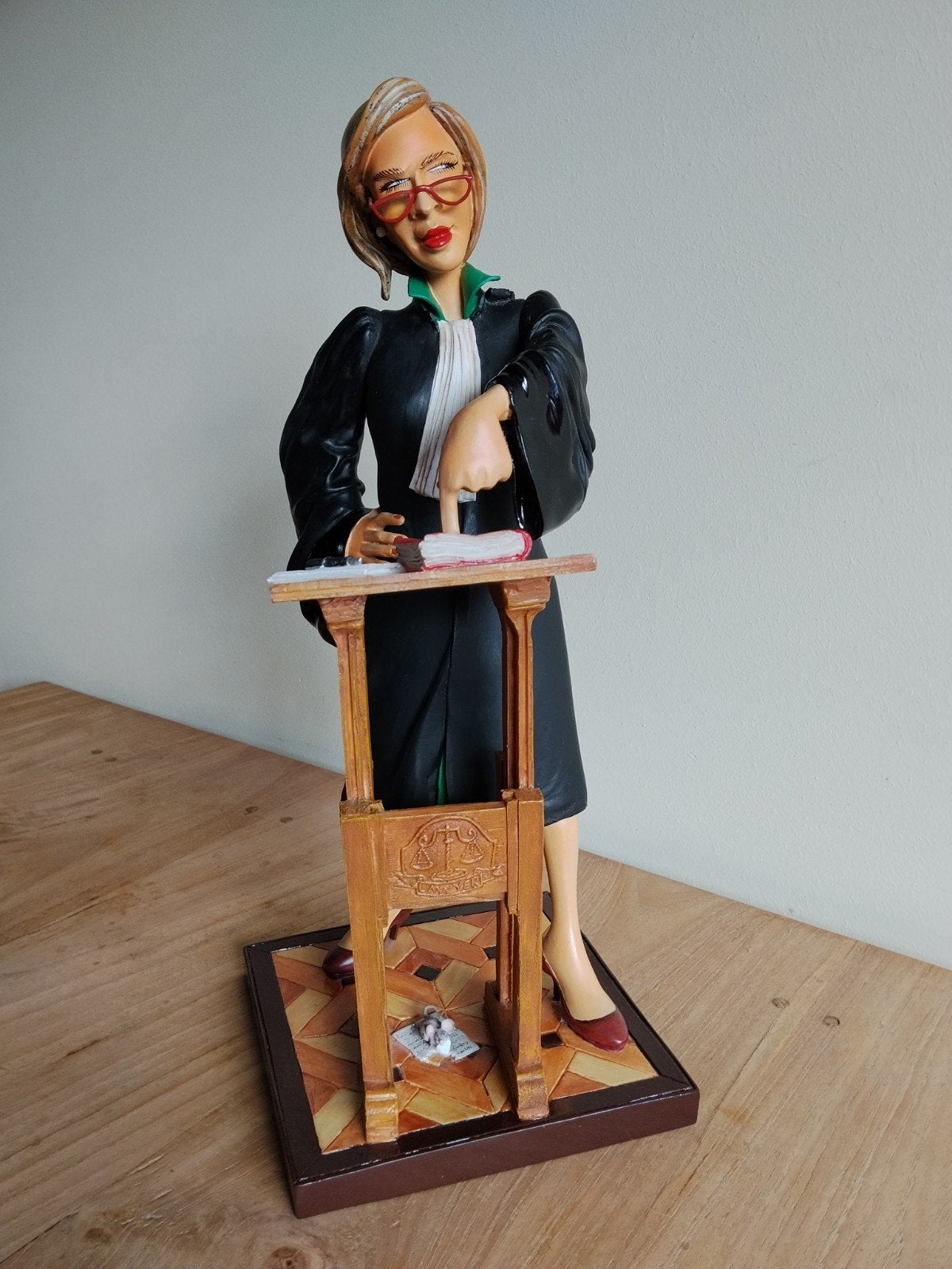 Beeld vrouwelijke advocaat, Ophalen