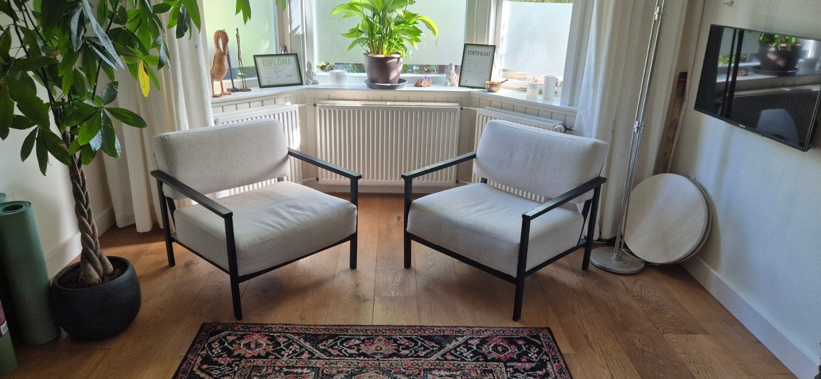 2 Stijlvolle fauteuil met lichte bekleding en donker frame, Huis en Inrichting, Ophalen, Hout, Modern, Scandinavisch, 75 tot 100 cm