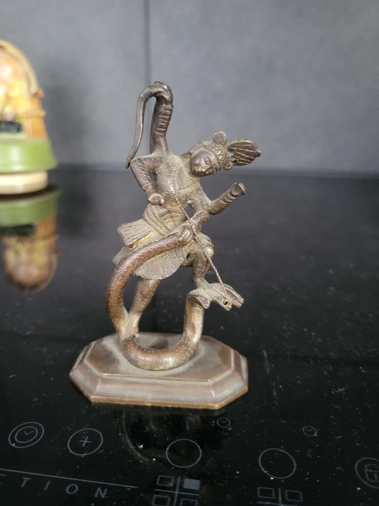 Javaans beeldje, Ophalen