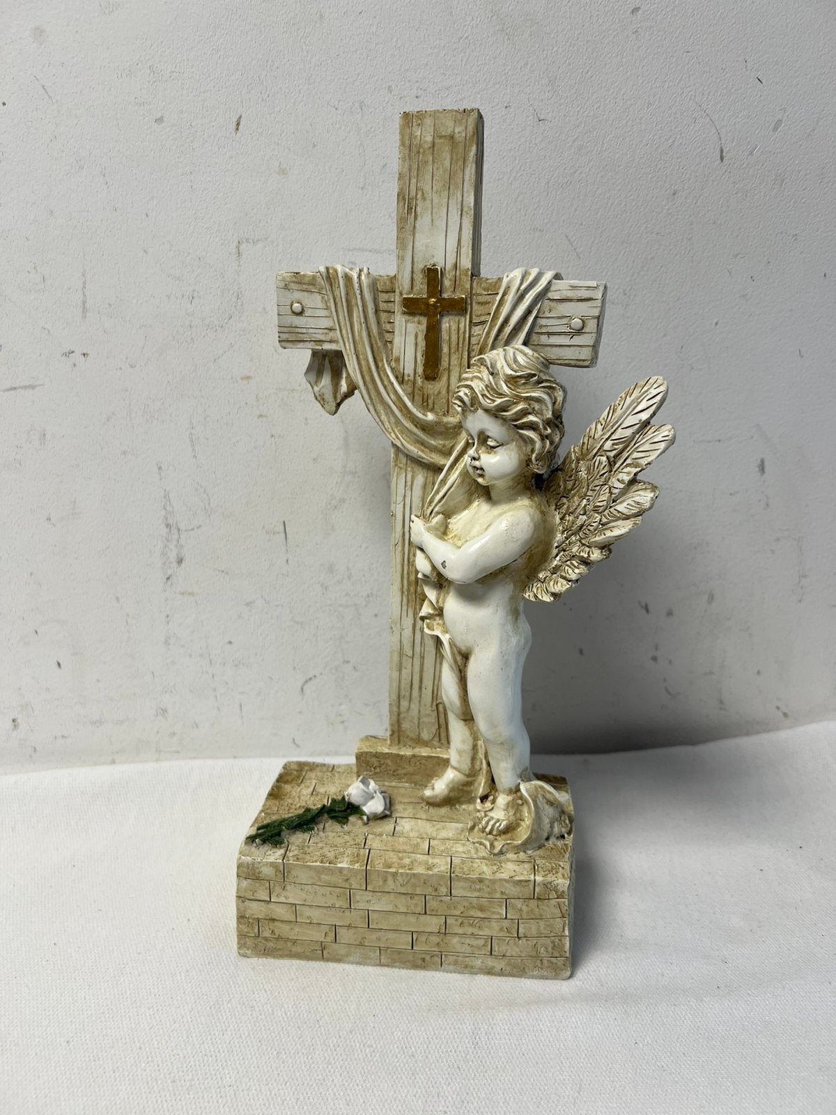 Te Koop : Gedenkbeeld Kruisbeeld Engel Kruis Polyester, Ophalen of Verzenden, Gebruikt, Beeld(je)