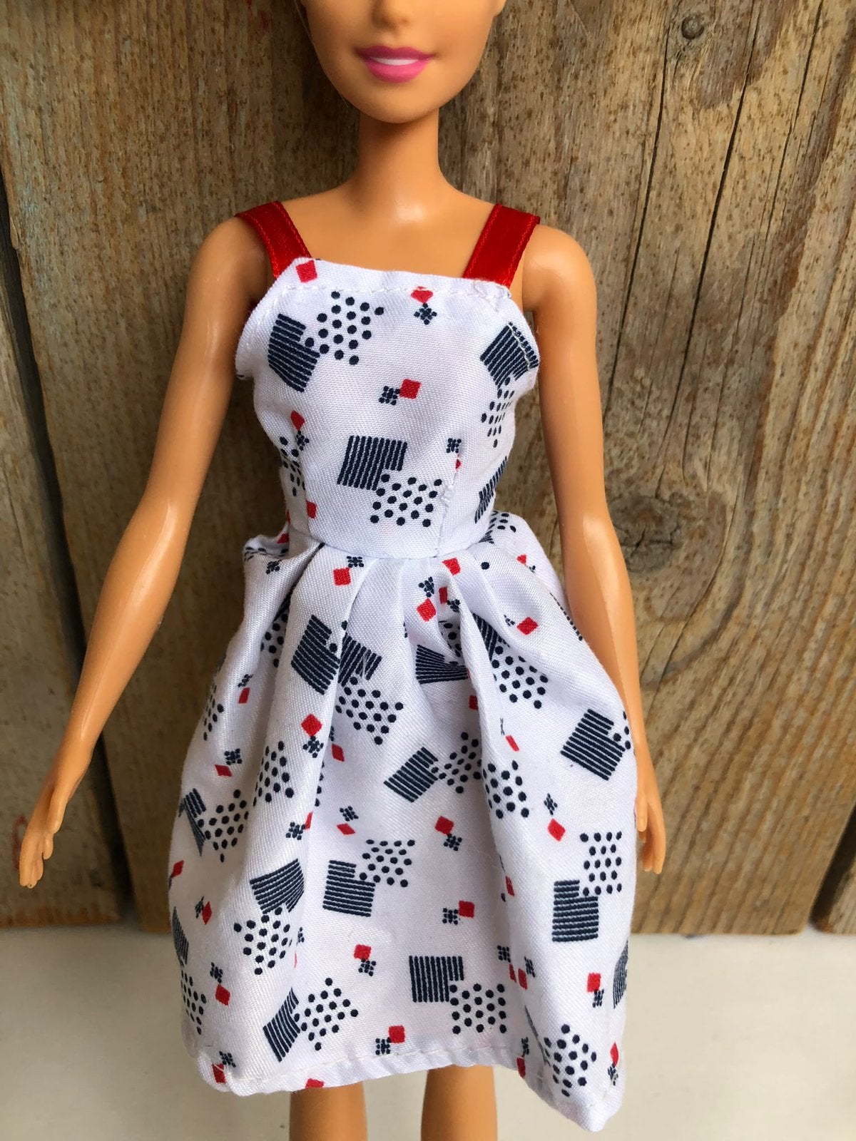 Wit zwart rood Barbie jurk, Ophalen of Verzenden, Zo goed als nieuw, Kleertjes