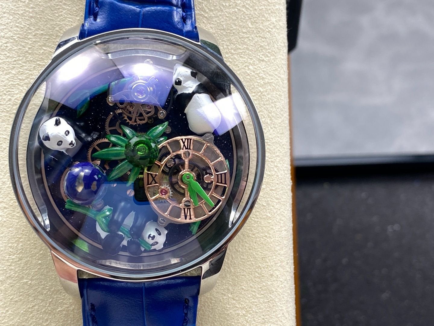 Uniek Jacob & Co Polshorloge met Panda-thema en Blauwe Band, Overige merken, Leer, Staal, Polshorloge