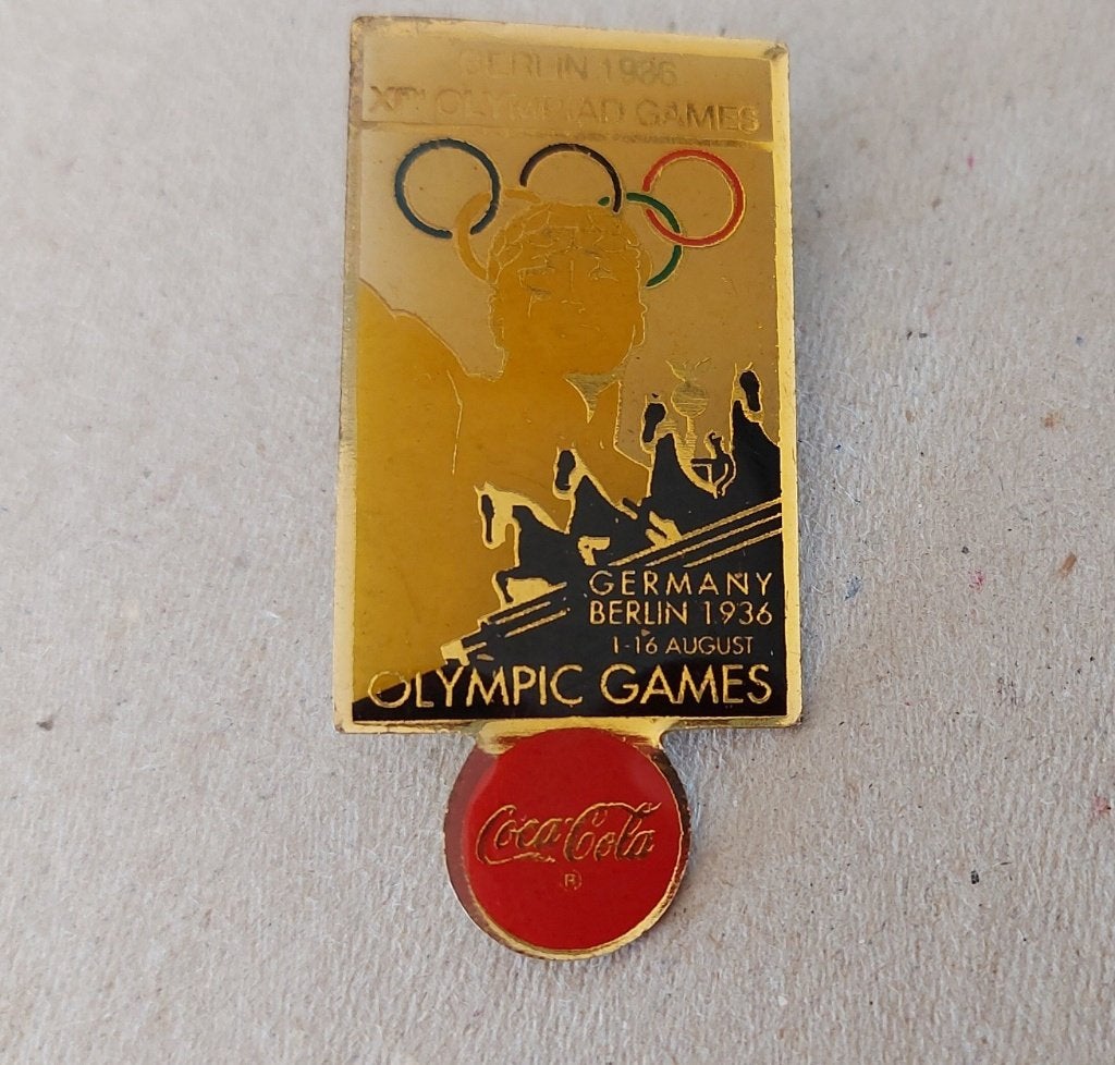 Coca cola pin 1990 Olympic Games Berlijn, Verzamelen, Speldjes, Pins en Buttons, Ophalen of Verzenden, Gebruikt, Sport, Speldje of Pin