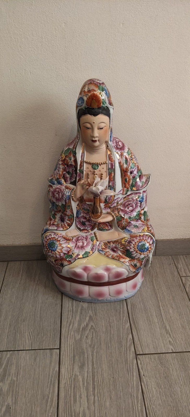 Prachtig Chinees porseleinen beeld van Guanyin, Steen/keramiek, Ophalen of Verzenden, China, Meerkleurig