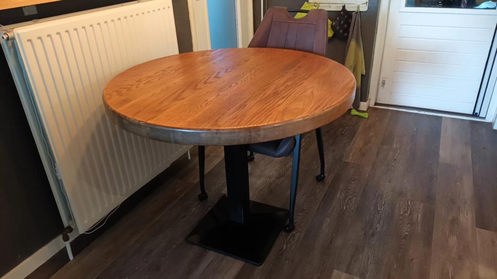 Massief eiken ronde eettafel met enkele metalen poot., Huis en Inrichting, Tafels | Eettafels, Ophalen, Zo goed als nieuw, 100 tot 150 cm