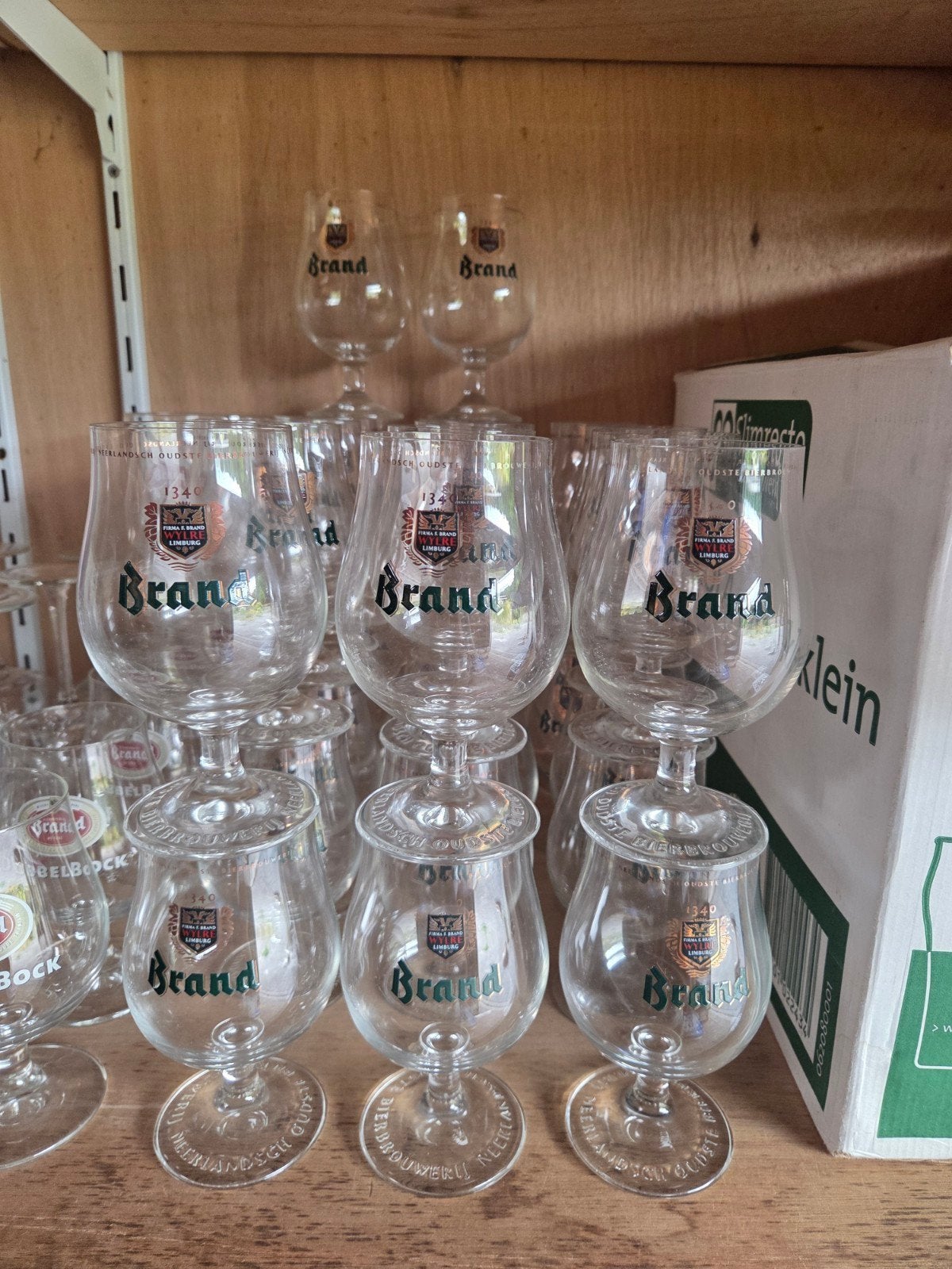 Grote partij van 32 Brand bierglazen op voet - tulp/kelkglas, Ophalen, Zo goed als nieuw, Glas of Glazen, Brand