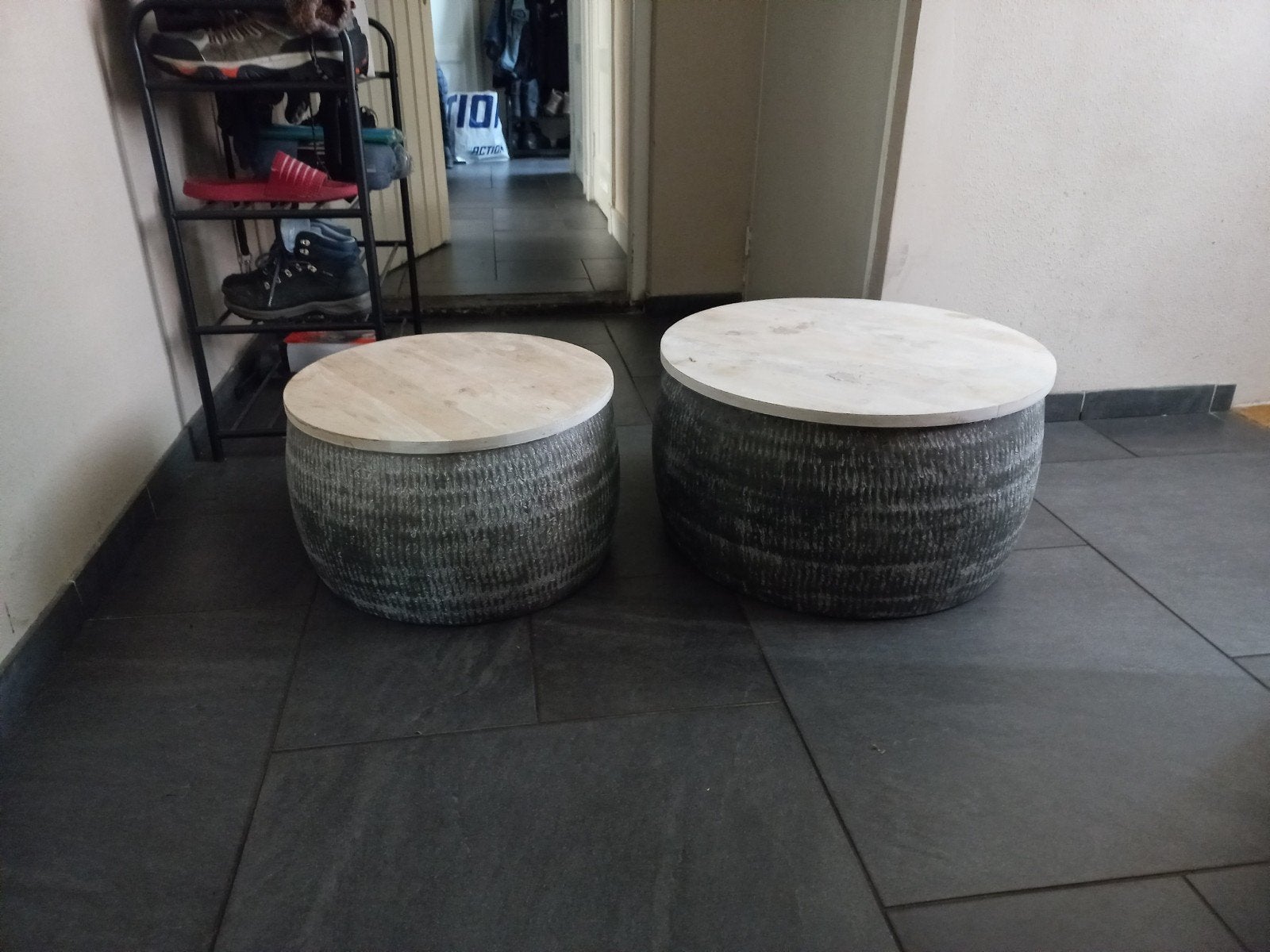 Set van 2 ronde bijzettafels met houten blad, Huis en Inrichting, Tafels | Salontafels, Minder dan 50 cm, Gebruikt, Overige materialen