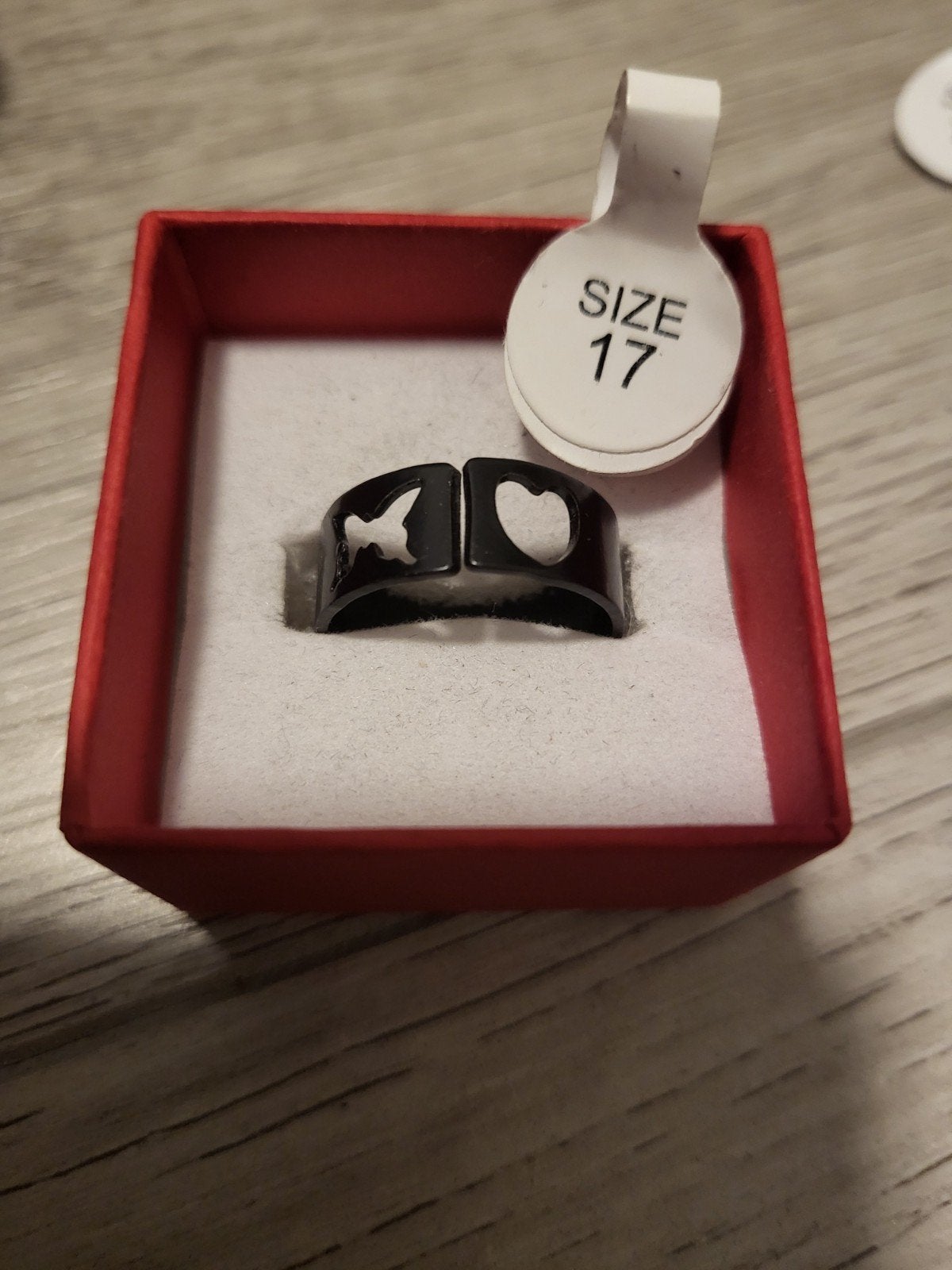 Nieuwe zwarte ring met vlinder en hart - Maat 17, Overige materialen, Zwart, Nieuw, Ophalen of Verzenden