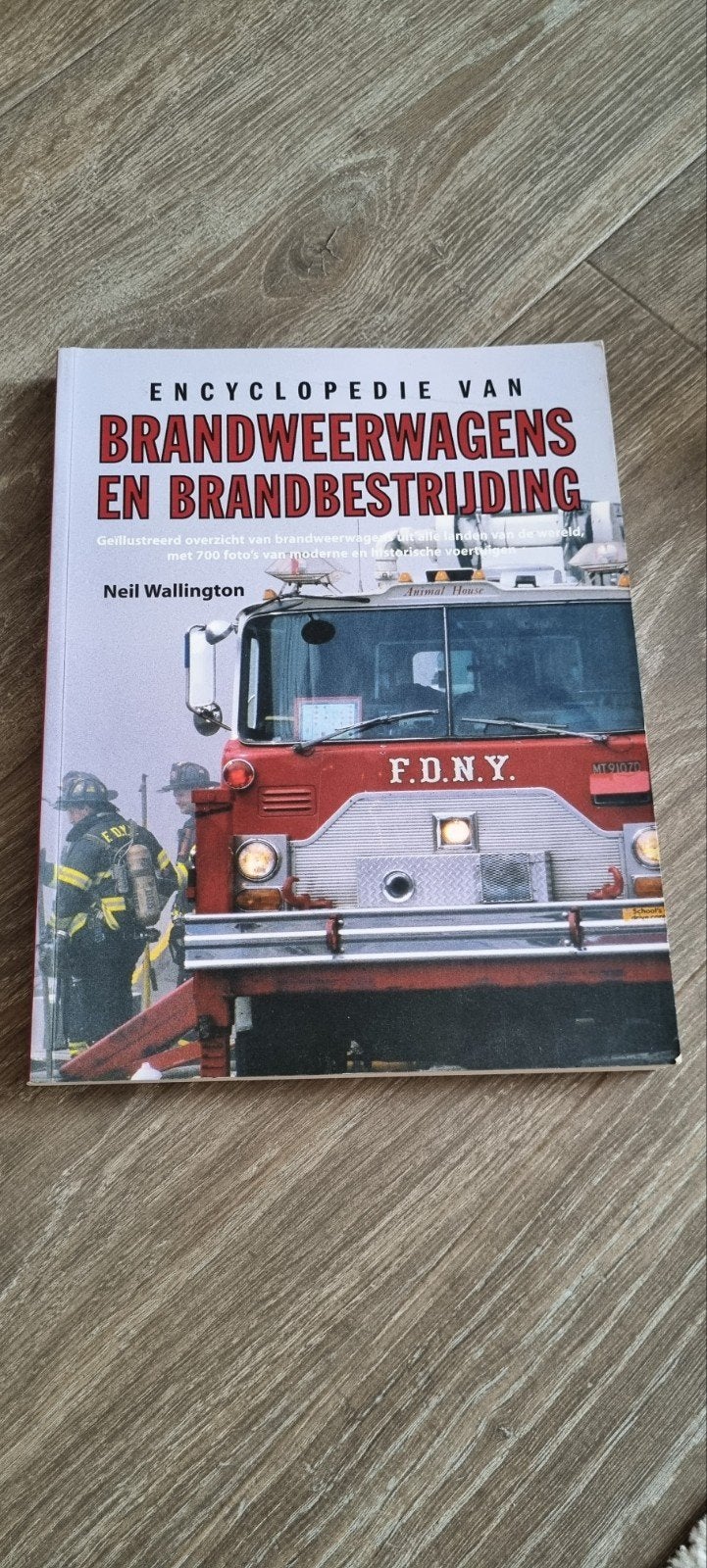 boek over brandweerwagens en brandbestrijding, Ophalen of Verzenden, Nieuw, Vrachtwagen
