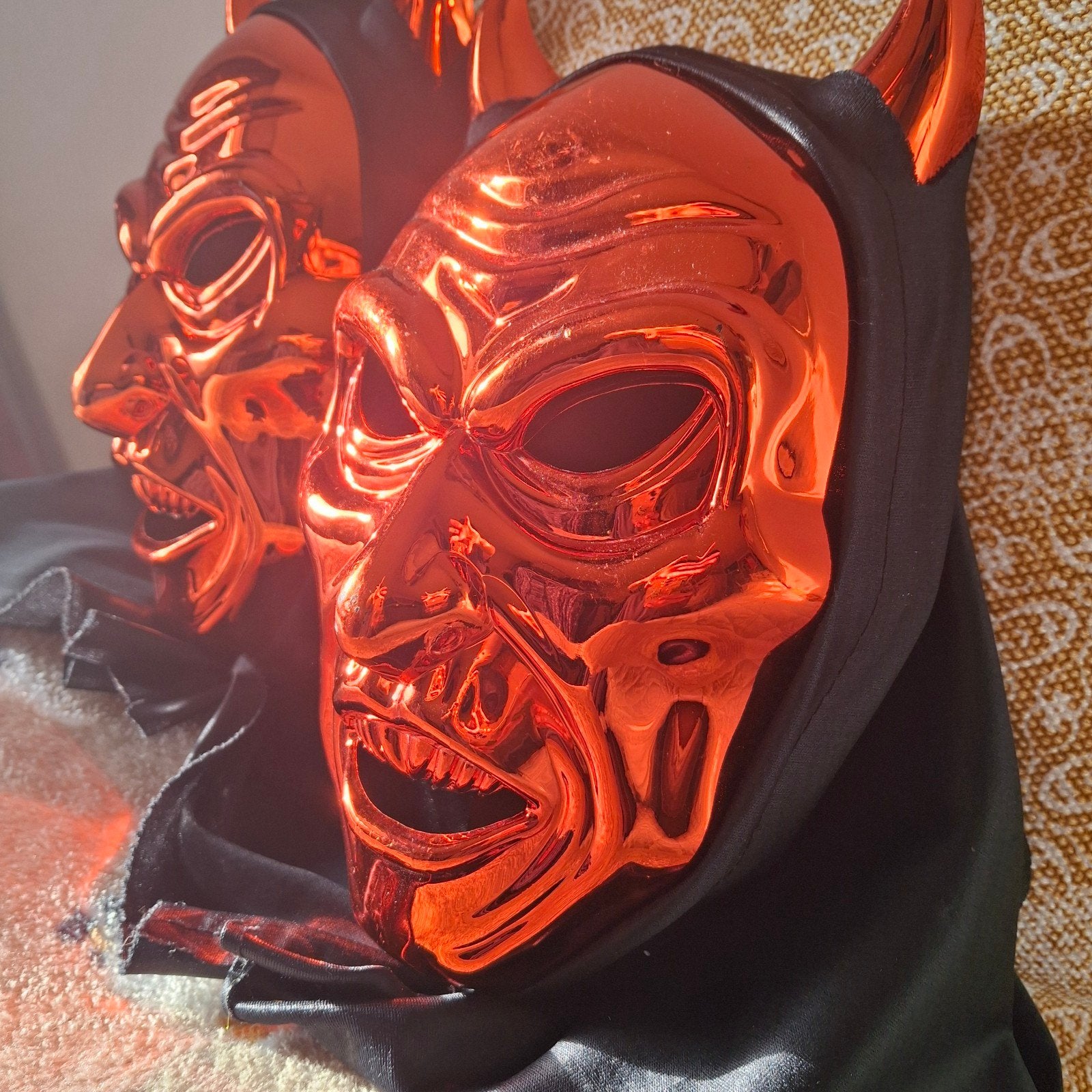 Twee maskers voor Halloween. Alleen ophalen, Ophalen, Zo goed als nieuw, Halloween of Griezel