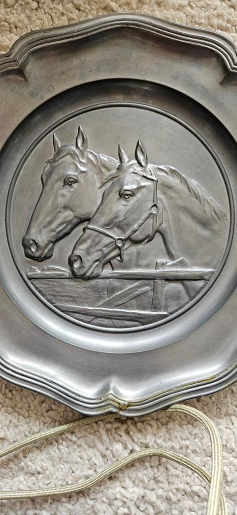 Groot tinnen bord met paardenreliëf, 33cm, Ophalen of Verzenden