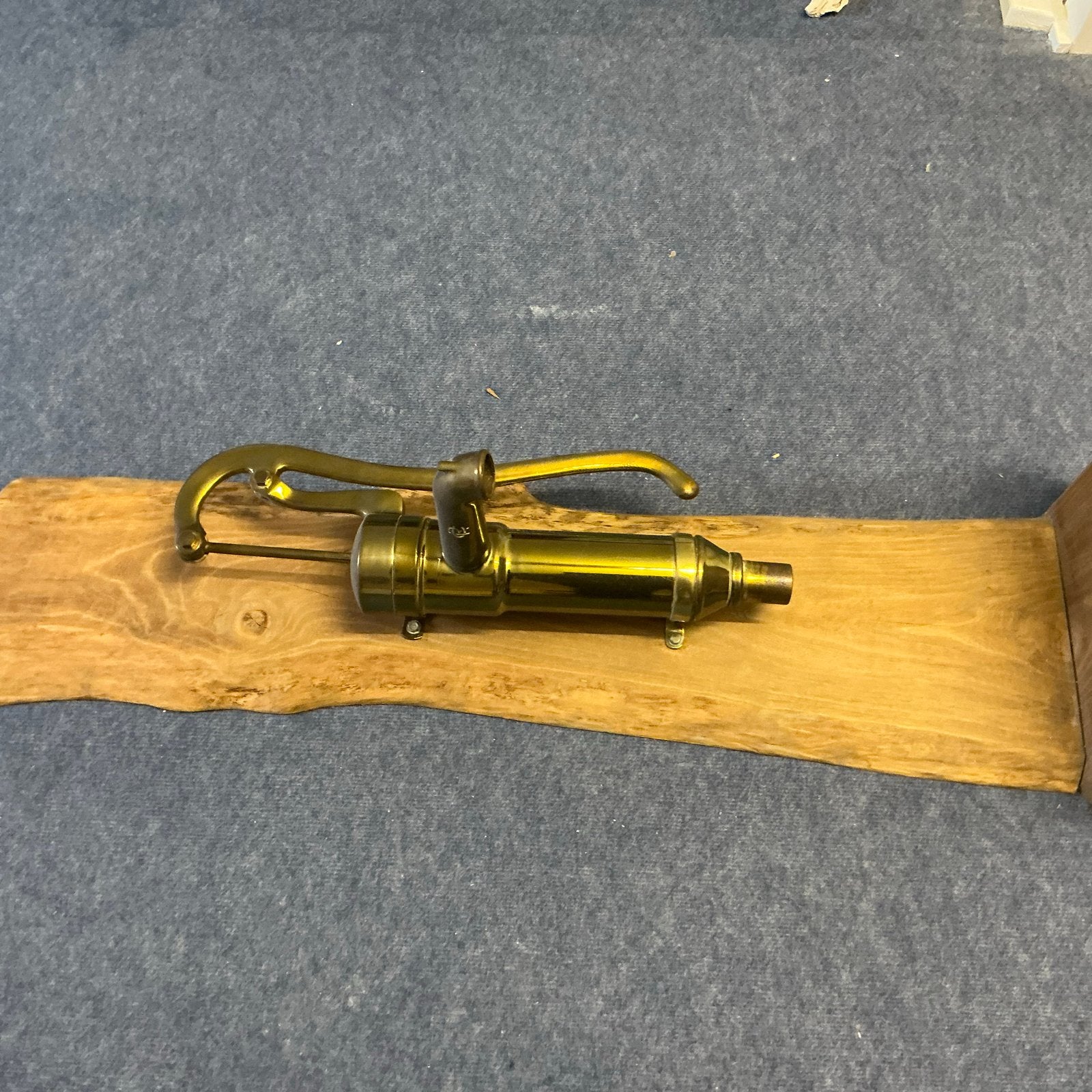 Decoratieve Koperen Pomp op Eikenhouten Plank, Ophalen, Koper