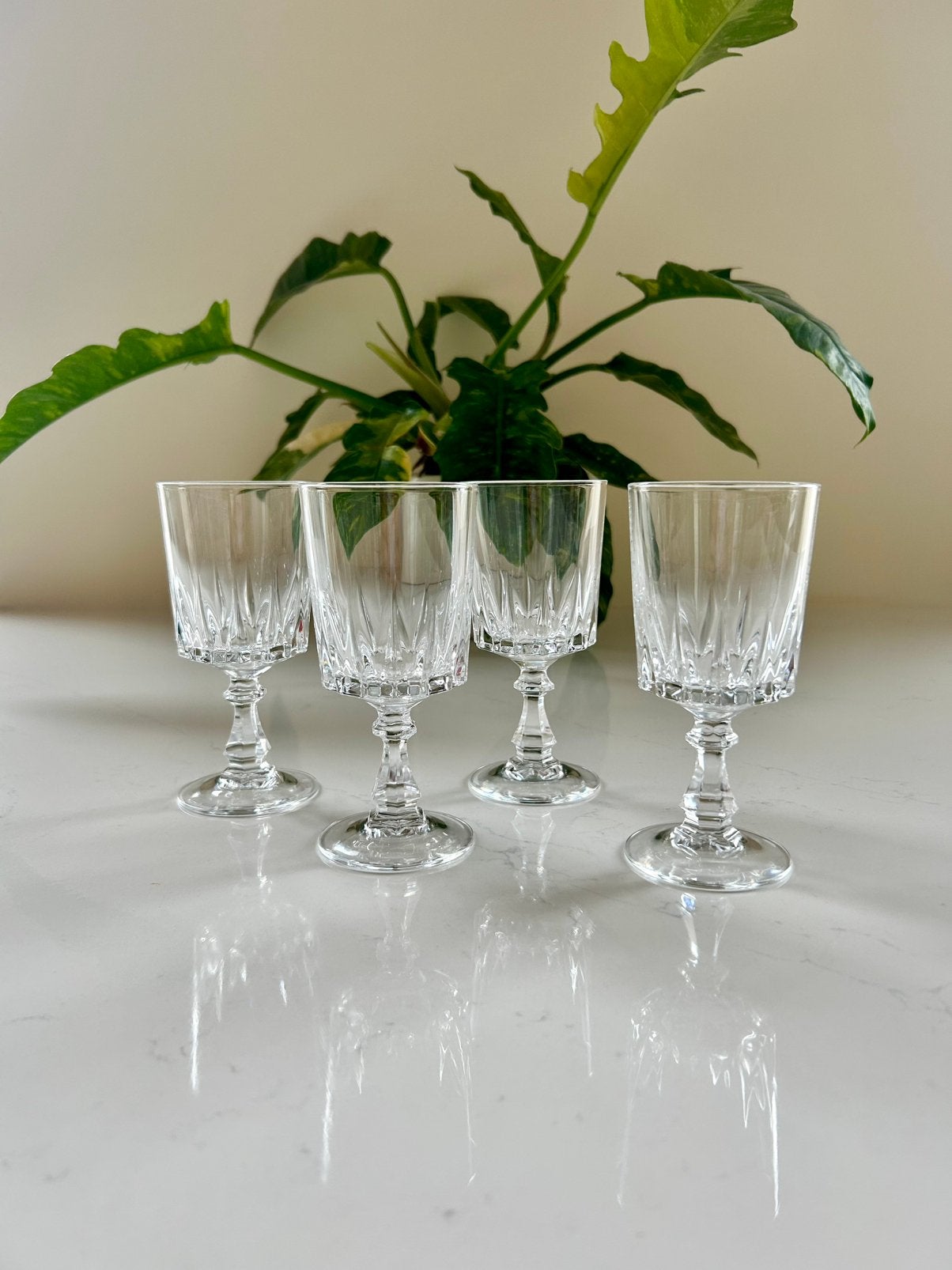 4 vintage witte wijnglazen geslepen kristal. Louvre kristal, Ophalen of Verzenden