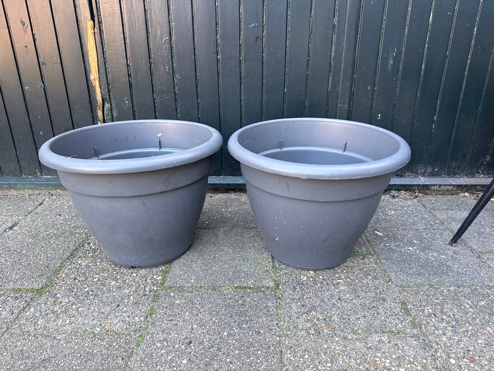 Twee Grote Grijze Kunststof Bloempotten, Tuin en Terras, Ophalen, Kunststof, Gebruikt, Rond
