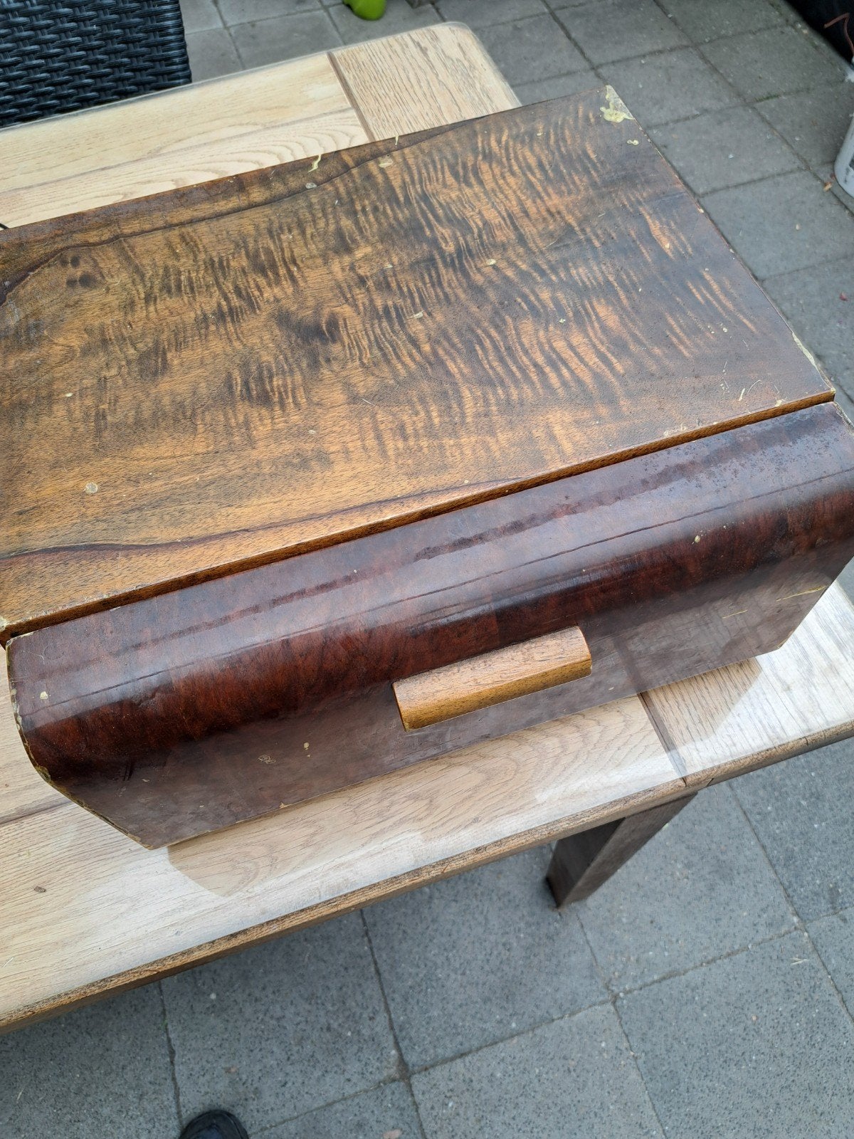 Oude platenspeler in houten kast.