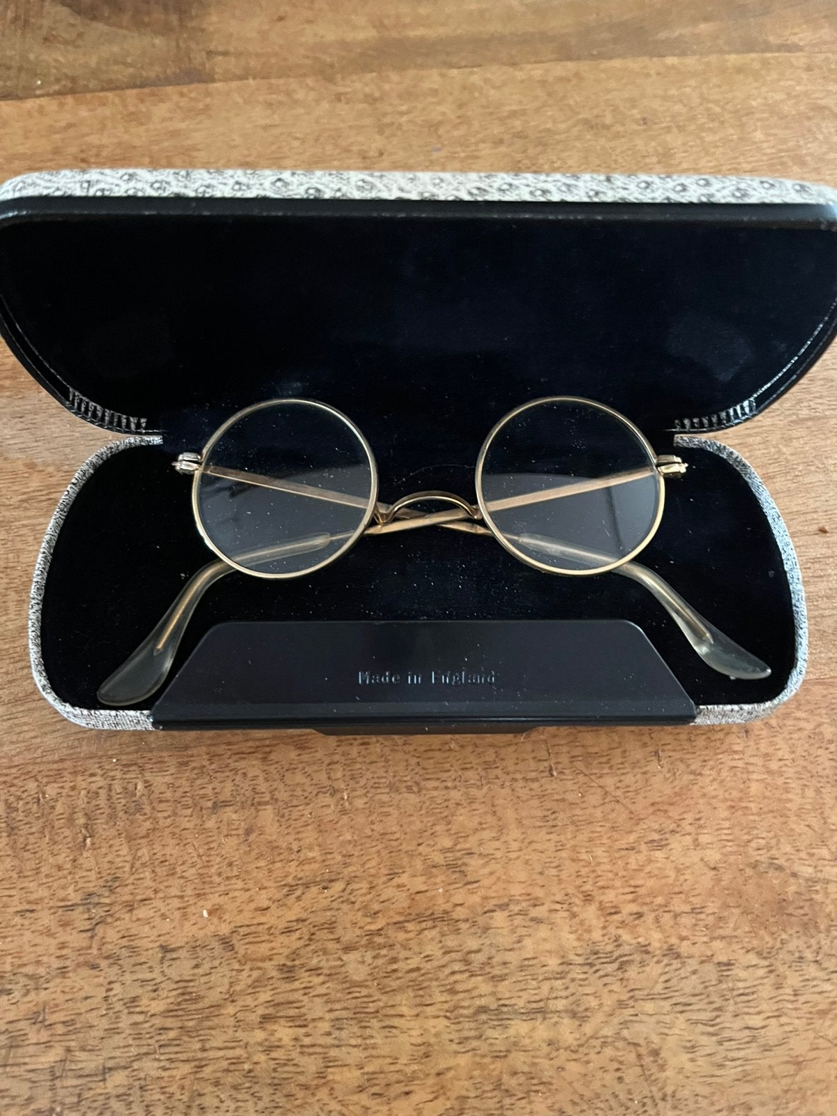 Goudkleurige vintage bril in brillenkoker, Antiek en Kunst, Ophalen of Verzenden