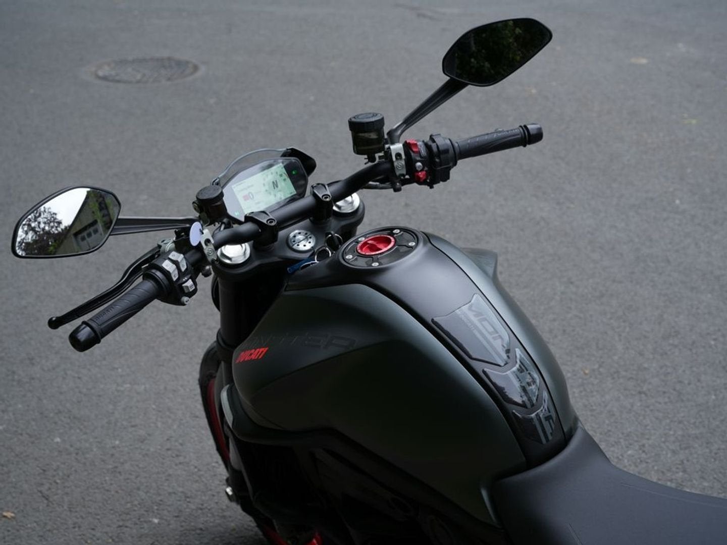 Ducati Monster + | Nieuwstaat !, DUCATI, 2 cilinders, Bedrijf, Onbekend