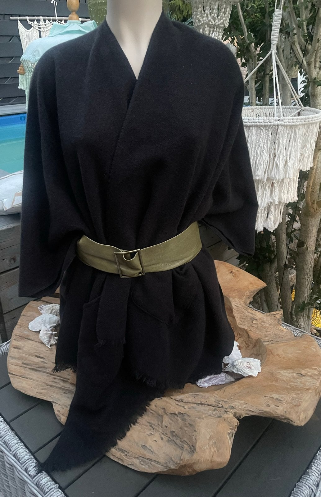 Zwarte fijngebreide poncho/wikkelvest met zakken, Ophalen of Verzenden, Nieuw, Maat 42/44 (L), Zwart